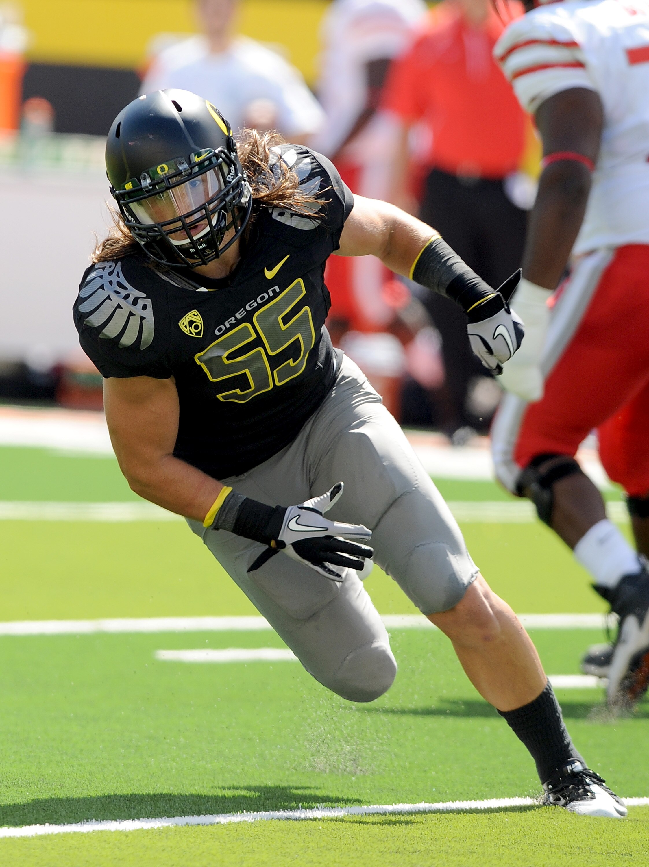 EUGENE, OR - SEPTEMBER 04:  Linebacker Casey Matthews #55 of the Oregon Ducks rushes the quarterback in the second quarter of the game against the New Mexico Lobos at Autzen Stadium on September 4, 2010 in Eugene, Oregon. Oregon won the game 72-0. (Photo
