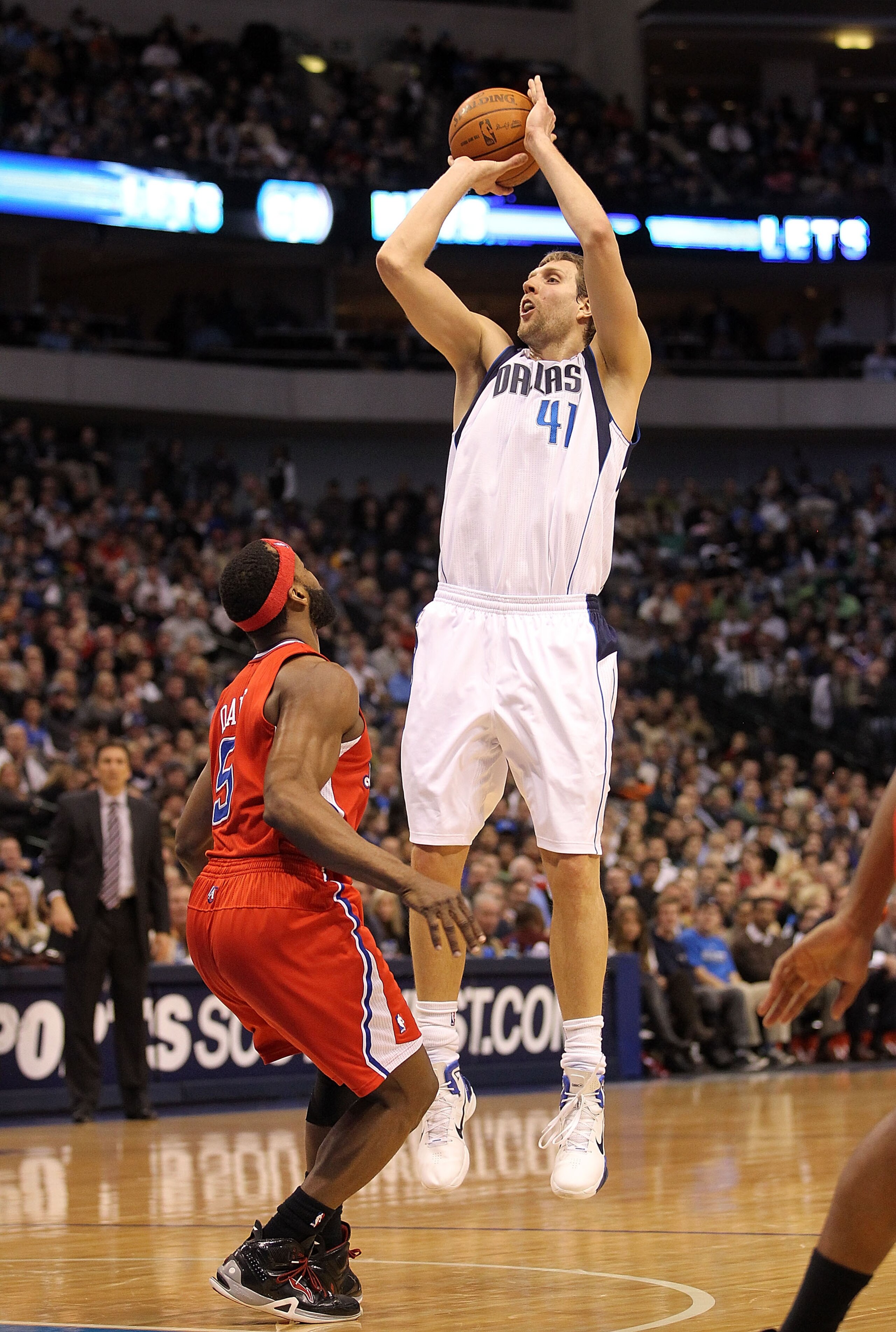 DALLAS, TX - JANUARY 25:  Guard Dirk Nowitzki #41 of the Dallas Mavericks takes a shot against Baron Davis #5 of the Los Angeles Clippers at American Airlines Center on January 25, 2011 in Dallas, Texas.  NOTE TO USER: User expressly acknowledges and agre