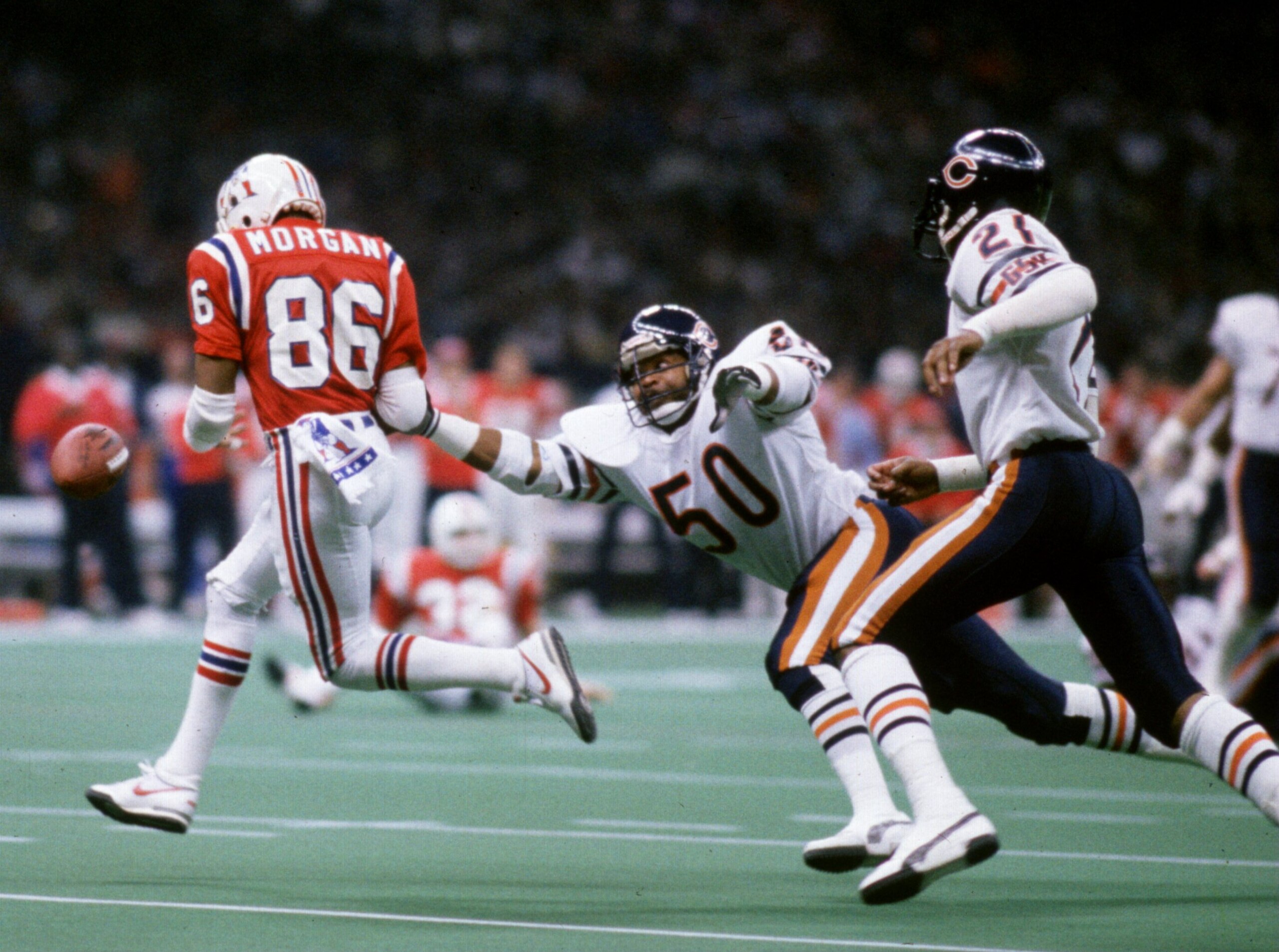 LINEBACKER MIKE SINGLETARY, CENTER, OF THE CHICAGO BEARS STRIPS THE BALL FROM WIDE RECEIVER STANLEY MORGAN OF THE NEW ENGLAND PATRIOTS DURING THE BEARS 44-10 WIN IN SUPERBOWL XX AT THE SUPERDOME IN NEW ORLEANS, LOUISIANA. LINEBACKER MIKE SINGLETARY, CENTER, OF THE CHICAGO BEARS STRIPS THE BALL FROM WIDE RECEIVER STANLEY MORGAN OF THE NEW ENGLAND PATRIOTS DURING THE BEARS 44-10 WIN IN SUPERBOWL XX AT THE SUPERDOME IN NEW ORLEANS, LOUISIANA.