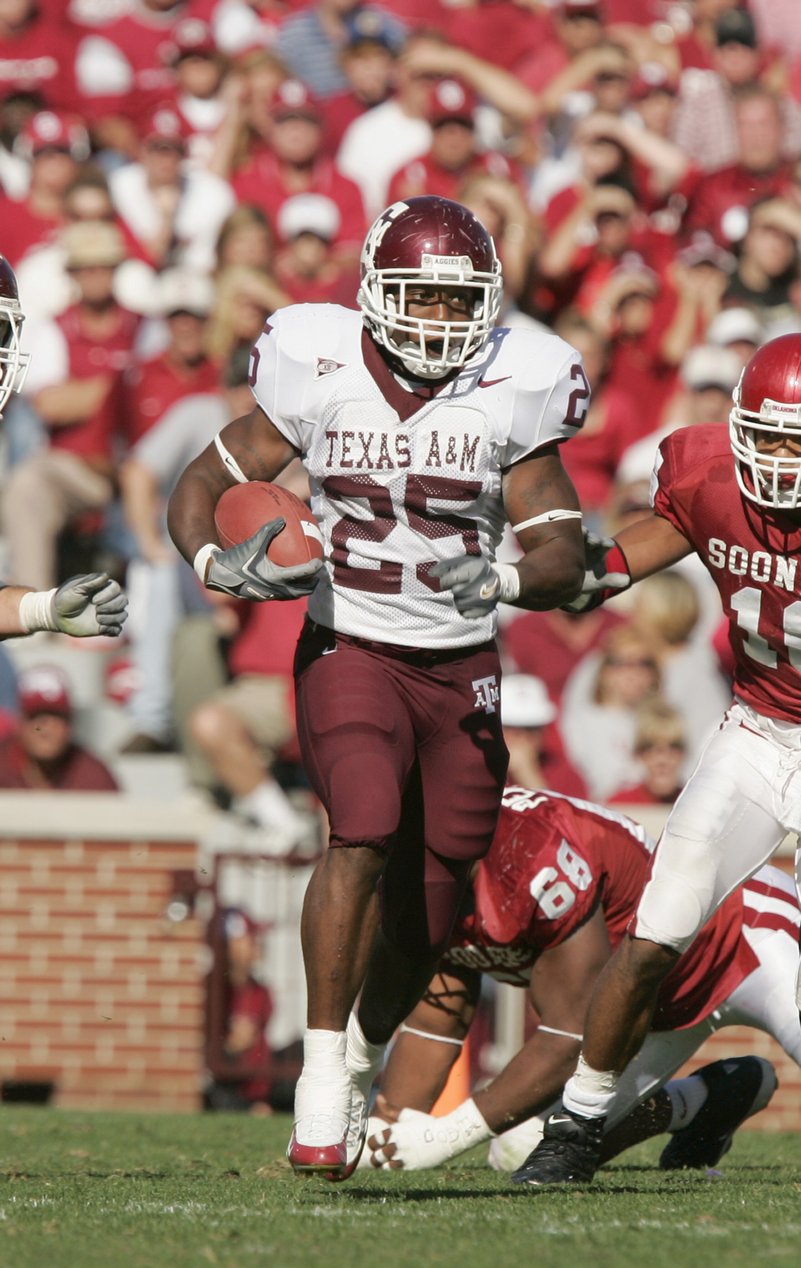 NORMAN, OK - NOVEMBER 12: Courtney Lewis #25 of the Texas A&M Aggies carries the ball during the game against the Oklahoma Sooners on November 12, 2005 at Memorial Stadium in Norman, Oklahoma.  The Sooners won 36-30.  (Photo by Brian Bahr/Getty Images)