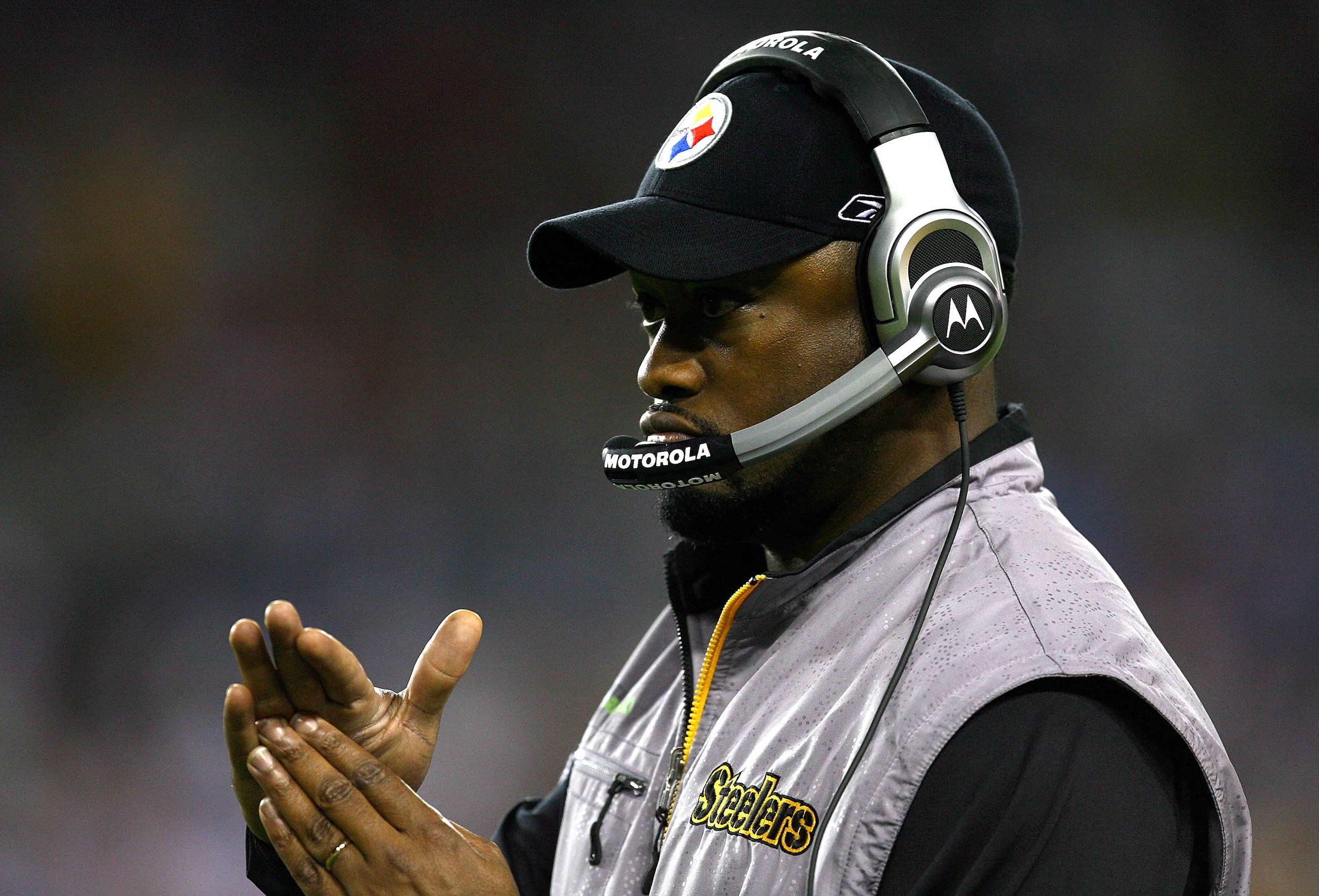 TAMPA, FL - FEBRUARY 01:  Head coach Mike Tomlin of the Pittsburgh Steelers calls a time out against the Arizona Cardinals during Super Bowl XLIII on February 1, 2009 at Raymond James Stadium in Tampa, Florida.  (Photo by Jamie Squire/Getty Images)