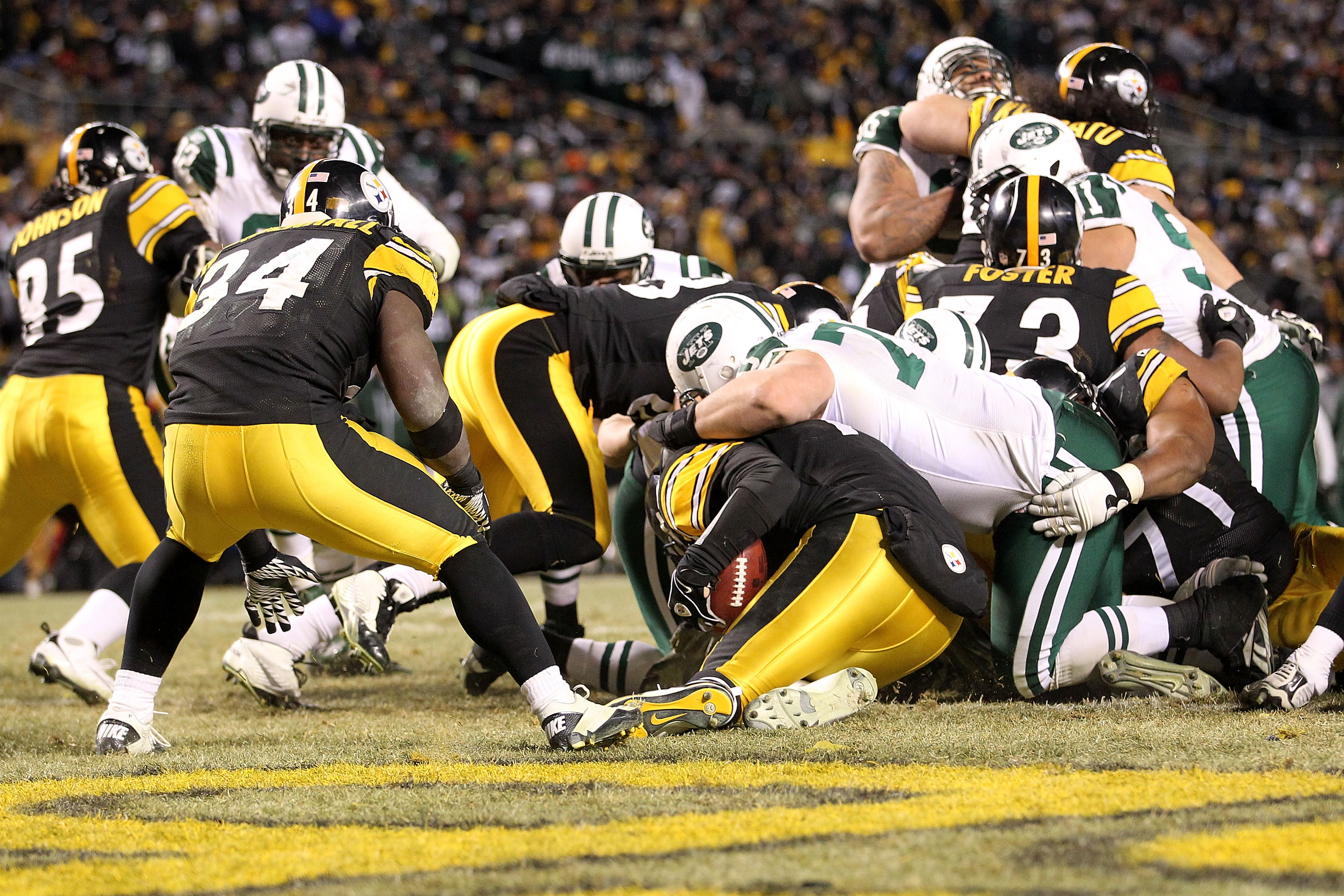 PITTSBURGH, PA - JANUARY 23:  Mike DeVito #70 of the New York Jets brings down Ben Roethlisberger #7 of the Pittsburgh Steelers for a fourth quarter safety during the 2011 AFC Championship game at Heinz Field on January 23, 2011 in Pittsburgh, Pennsylvani