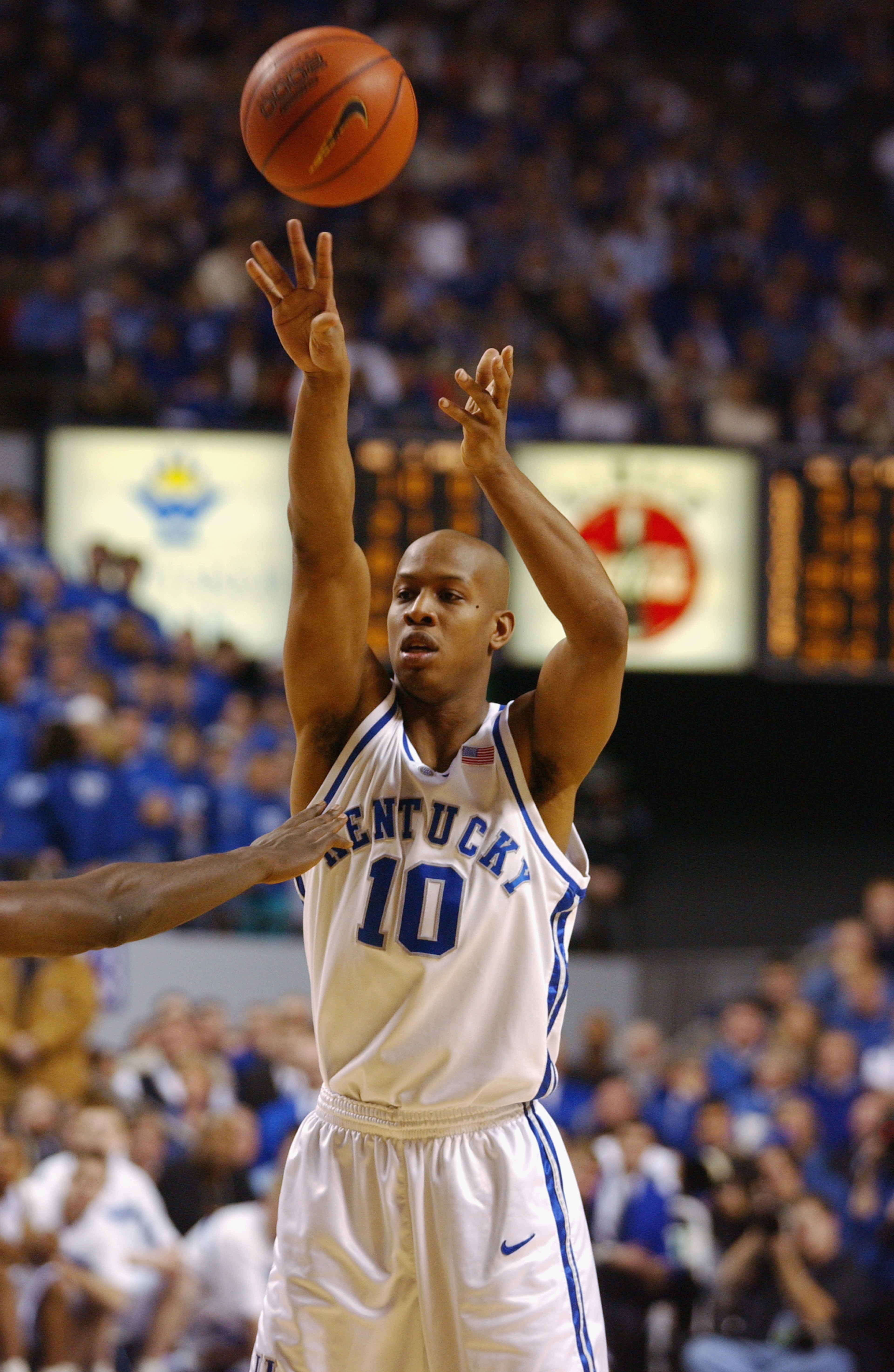 LEXINGTON, KY - DECEMBER 29:  Keith Bogans #10 of the Kentucky Wildcats shoots during the game against the Louisville Cardinals at Rupp Arena in Lexington, Kentucky on December 29, 2001.  The Wildcats won 82-62.   (Photo by Mark Lyons/Getty Images)