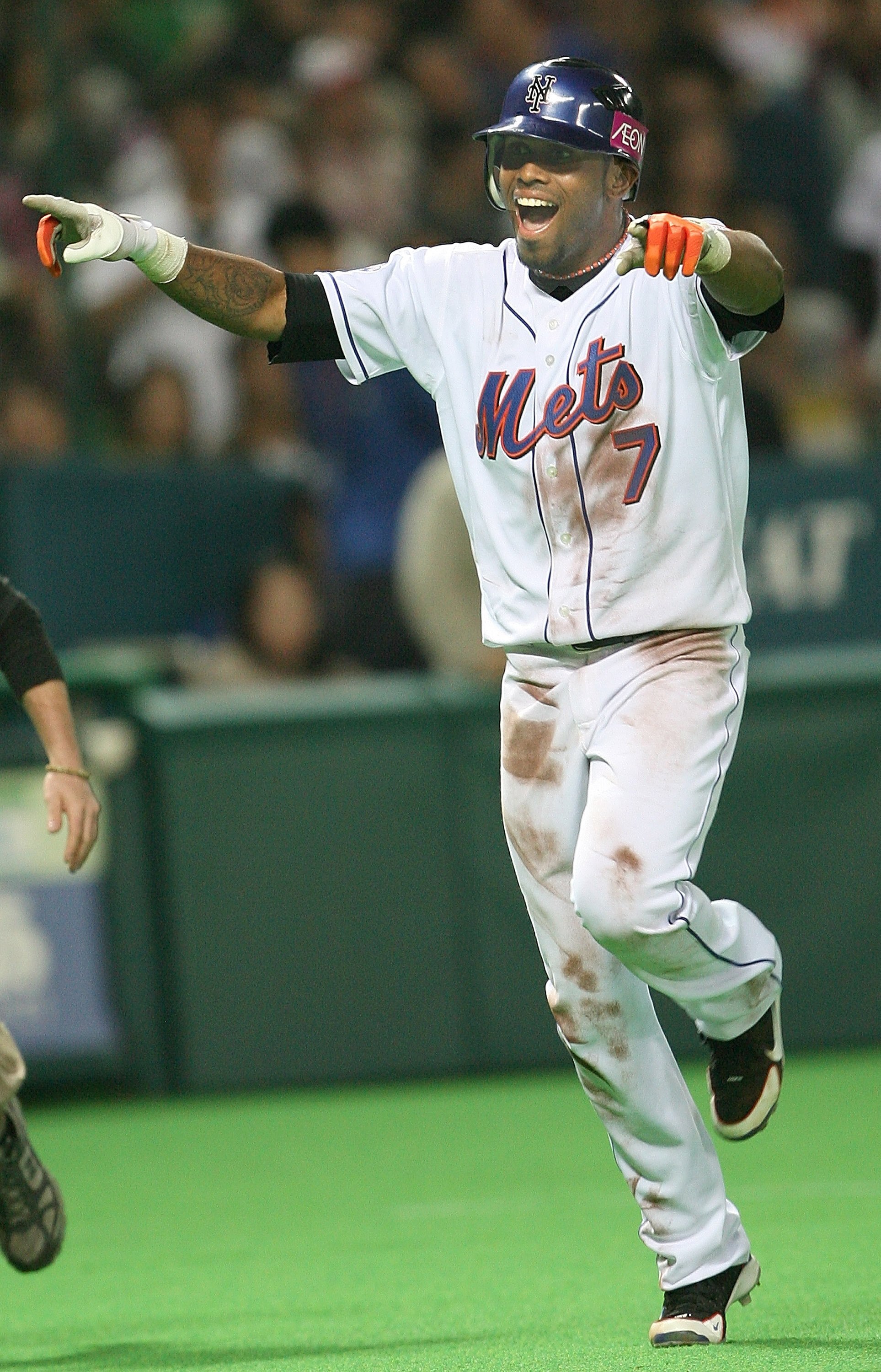 FUKUOKA, JAPAN - NOVEMBER 8: Jose Reyes #7 of the New York Mets runs to the homebase after hitting a homerun during the Aeon All Star Series Day 5 - MLB v Japan All-Stars at Fukuoka Yahoo! Japan Dome on November 8, 2006 in Fukuoka, Japan. MBL All-Star tea
