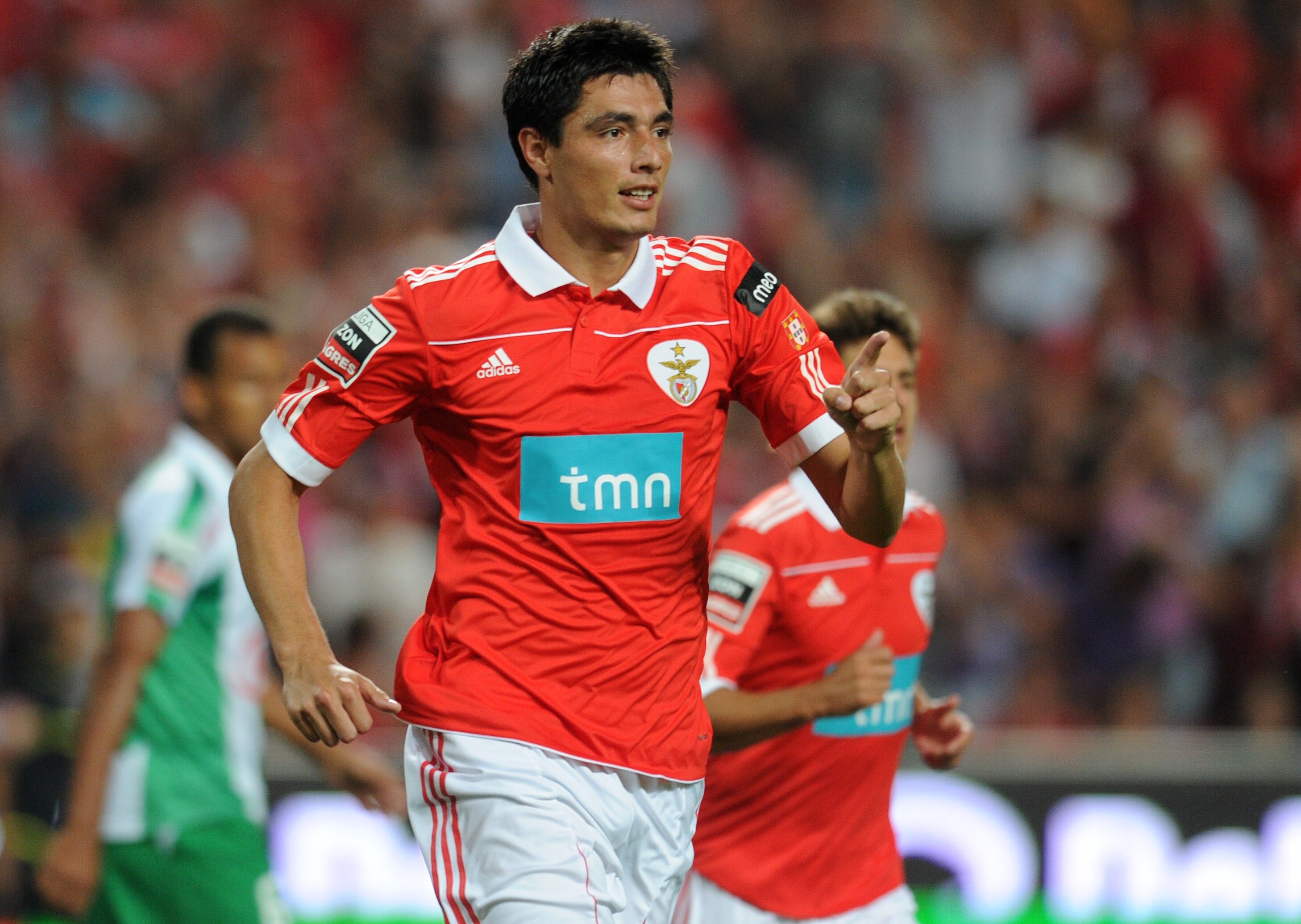 LISBON, PORTUGAL - AUGUST 28:  Oscar Cardozo of Benfica celebrates after scoring during the Portuguese Liga match between Vitoria Setubal and Benfica at Luz Stadium on August 28, 2010 in Lisbon, Portugal.  (Photo by Patricia de Melo/EuroFootball/Getty Ima