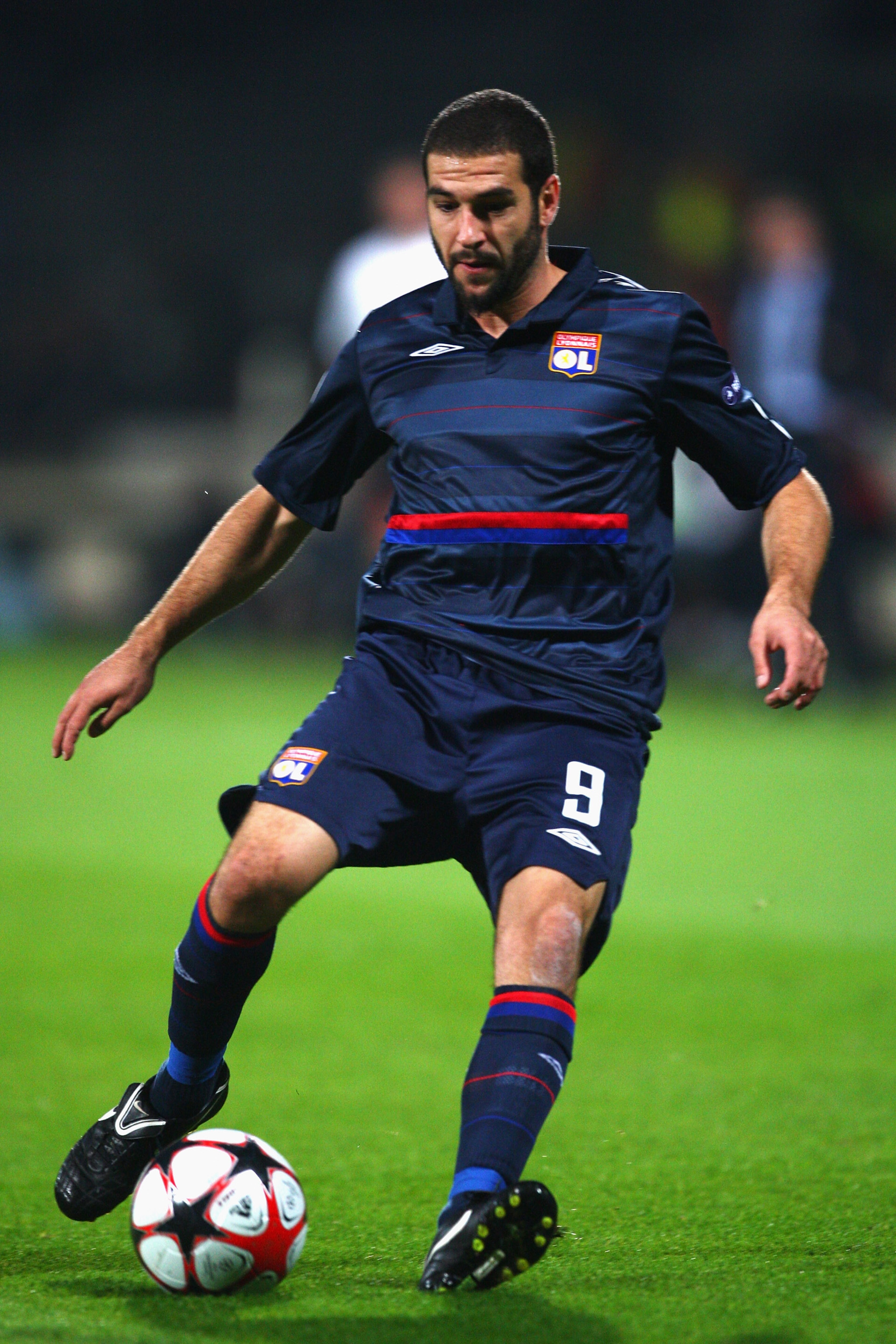 LYON, FRANCE - SEPTEMBER 16:  Lisandro of Lyon during the UEFA Champions League Group E match between Lyon and Fiorentina at the Stade de Gerland on September 16, 2009 in Lyon, France.  (Photo by Michael Steele/Getty Images)