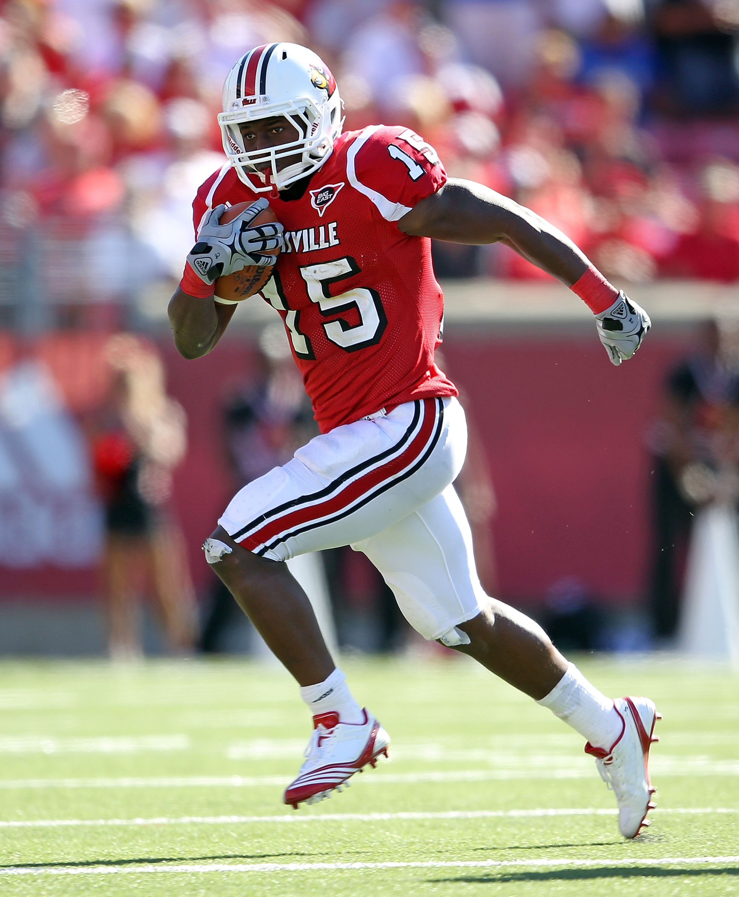 LOUISVILLE, KY - SEPTEMBER 04:  Bilal Powell #15 of the Louisville Cardinals throws a pass during the game against the  Kentucky Wildcats at Papa John's Cardinal Stadium on September 4, 2010 in Louisville, Kentucky.  (Photo by Andy Lyons/Getty Images)
