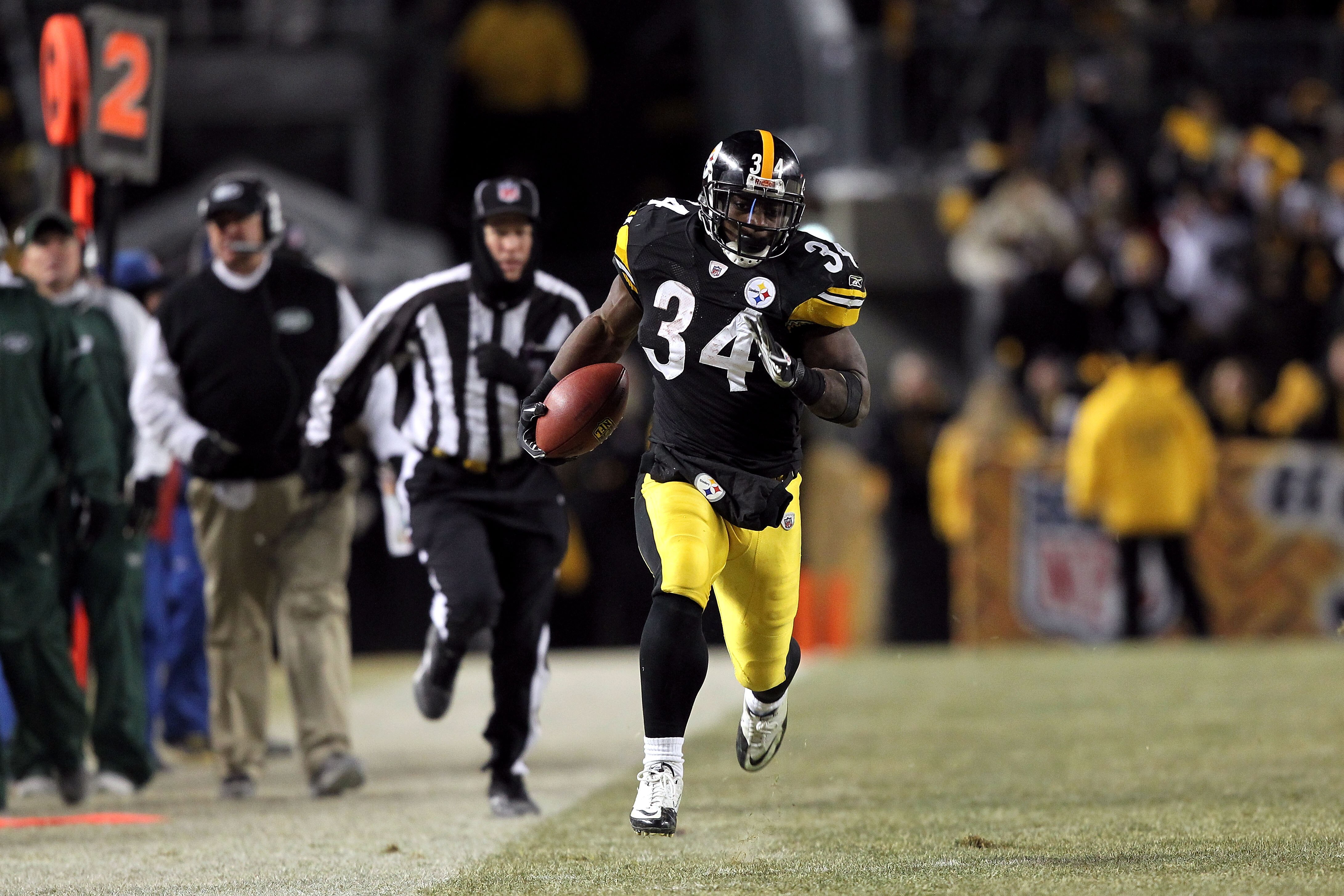 PITTSBURGH, PA - JANUARY 23:  Running back Rashard Mendenhall #34 of the Pittsburgh Steelers runs with the ball against the New York Jets during the 2011 AFC Championship game at Heinz Field on January 23, 2011 in Pittsburgh, Pennsylvania. The Steelers wo