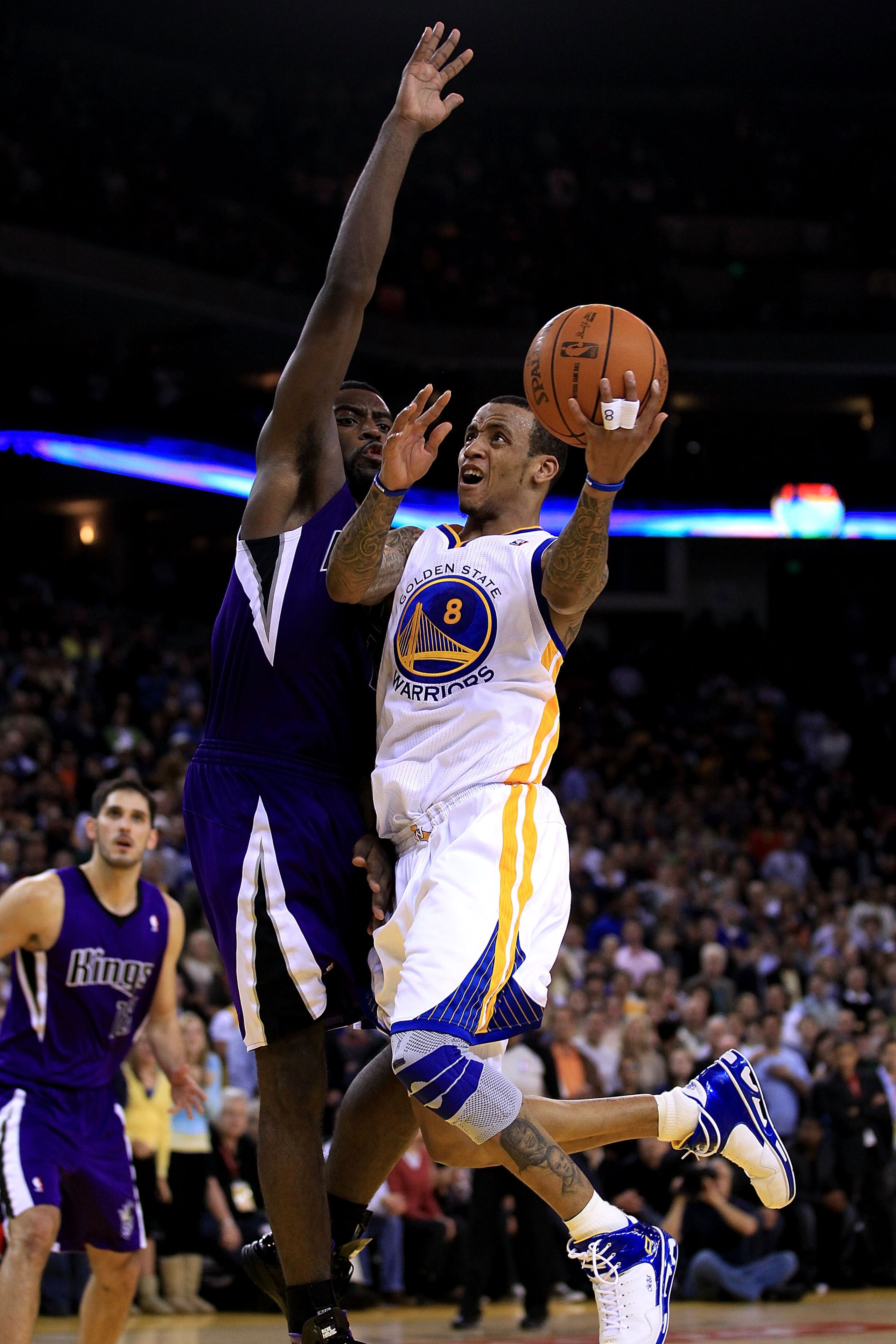 OAKLAND, CA - JANUARY 21: Monta Ellis #8 of the Golden State Warriors shoots over Tyreke Evans #13 of the Sacramento Kings at Oracle Arena on January 21, 2011 in Oakland, California. NOTE TO USER: User expressly acknowledges and agrees that, by downloadi OAKLAND, CA - JANUARY 21: Monta Ellis #8 of the Golden State Warriors shoots over Tyreke Evans #13 of the Sacramento Kings at Oracle Arena on January 21, 2011 in Oakland, California. NOTE TO USER: User expressly acknowledges and agrees that, by downloadi