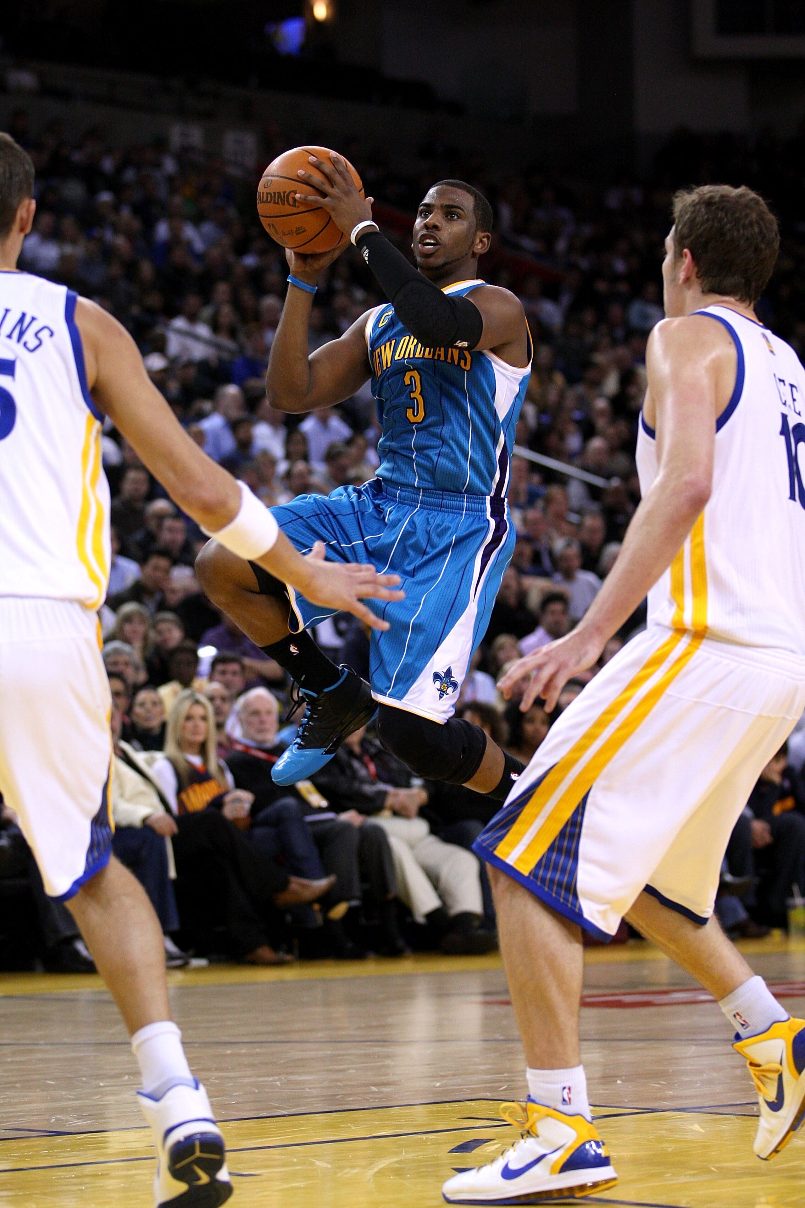 OAKLAND, CA - JANUARY 26: Chris Paul #3 of the New Orleans Hornets shoots the ball during their game against the Golden State Warriors at Oracle Arena on January 26, 2011 in Oakland, California. NOTE TO USER: User expressly acknowledges and agrees that, OAKLAND, CA - JANUARY 26: Chris Paul #3 of the New Orleans Hornets shoots the ball during their game against the Golden State Warriors at Oracle Arena on January 26, 2011 in Oakland, California. NOTE TO USER: User expressly acknowledges and agrees that,