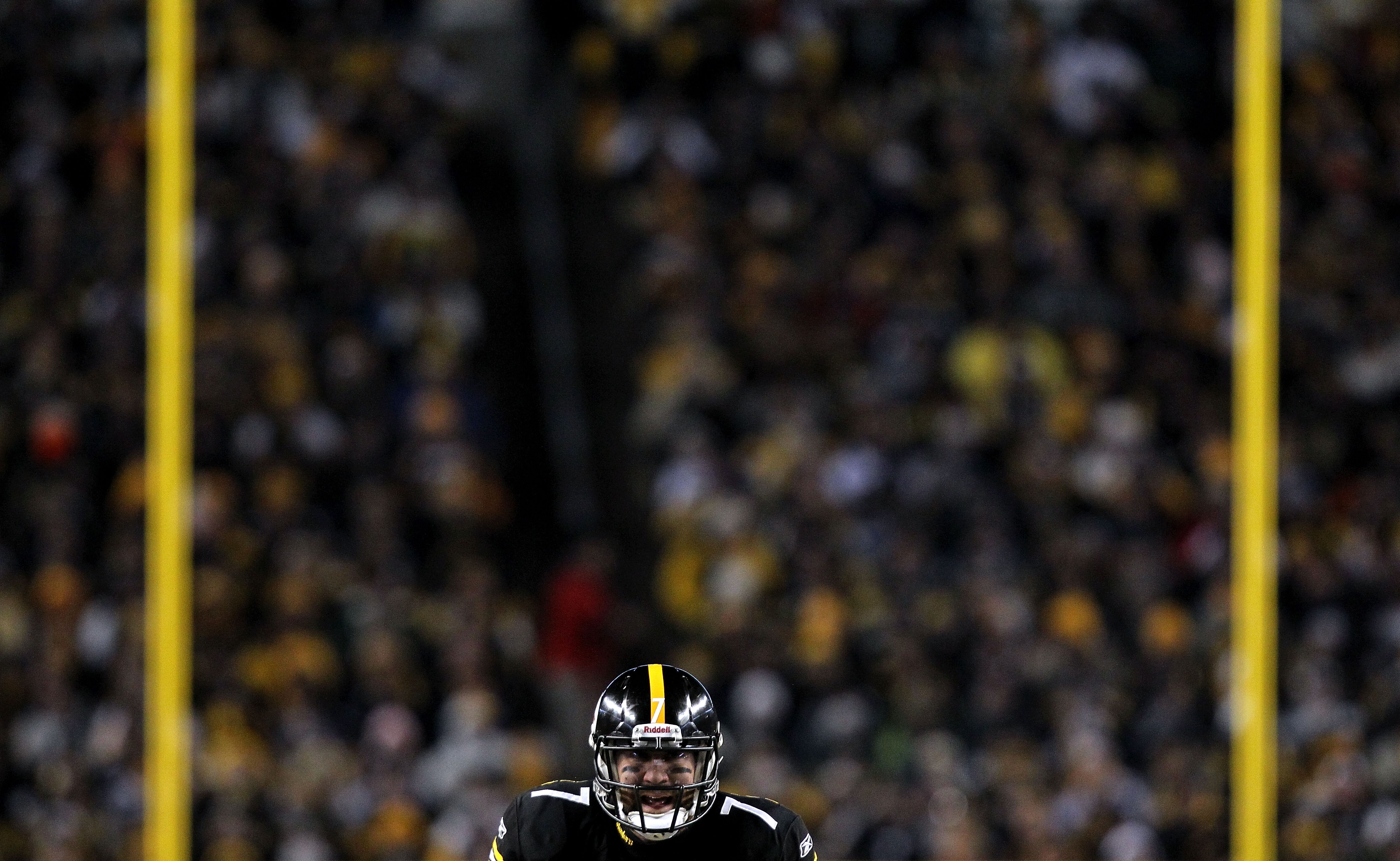 PITTSBURGH, PA - JANUARY 23:  Quarterback Ben Roethlisberger #7 of the Pittsburgh Steelers calls signals out at the line of scrimmage against the New York Jets during the 2011 AFC Championship game at Heinz Field on January 23, 2011 in Pittsburgh, Pennsyl