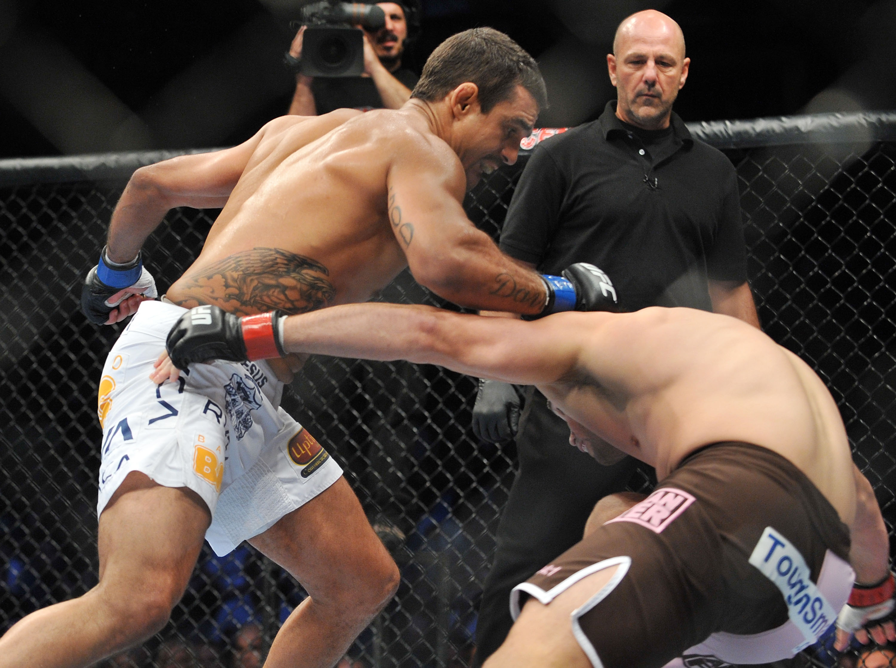 DALLAS - SEPTEMBER 19:  UFC fighter Vitor Belfort  (L) battles UFC fighter Rich Franklin (R) during their Catch weight bout at UFC 103: Franklin vs. Belfort at the American Airlines Center on September 19, 2009 in Dallas, Texas.  (Photo by Jon Kopaloff/Ge