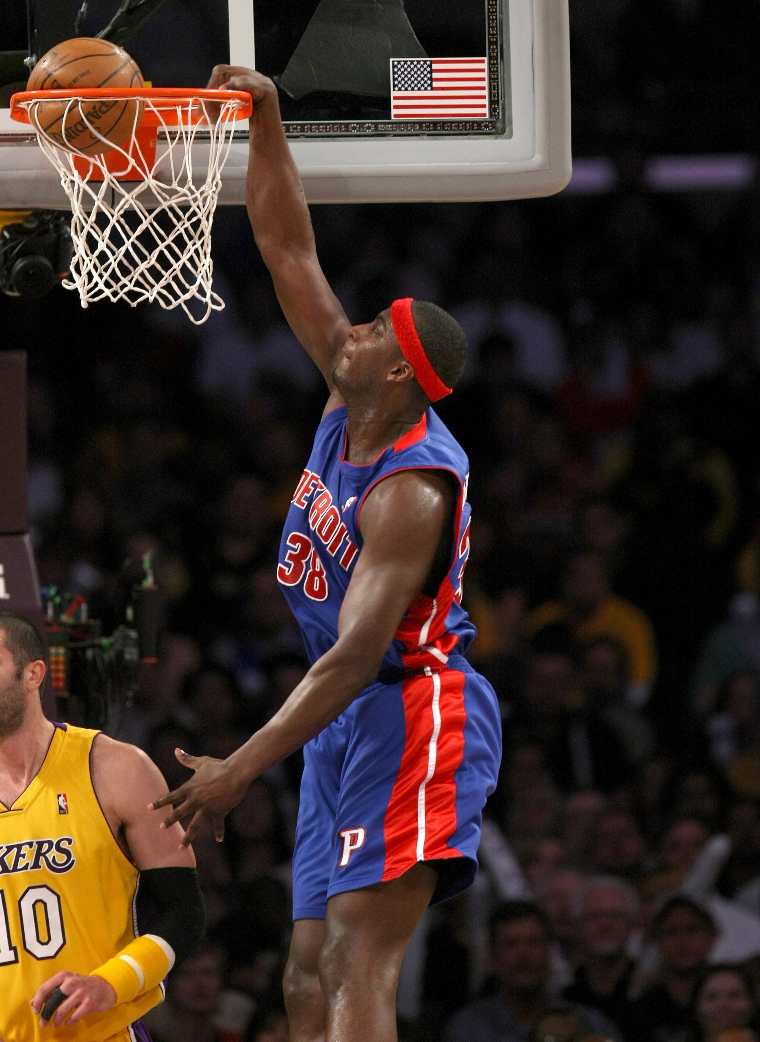 LOS ANGELES, CA - NOVEMBER 14:  Kwame Brown #38 of the Detroit Pistons dunks against the Los Angeles Lakers on November 14, 2008 at Staples Center in Los Angeles, California.   NOTE TO USER: User expressly acknowledges and agrees that, by downloading and/