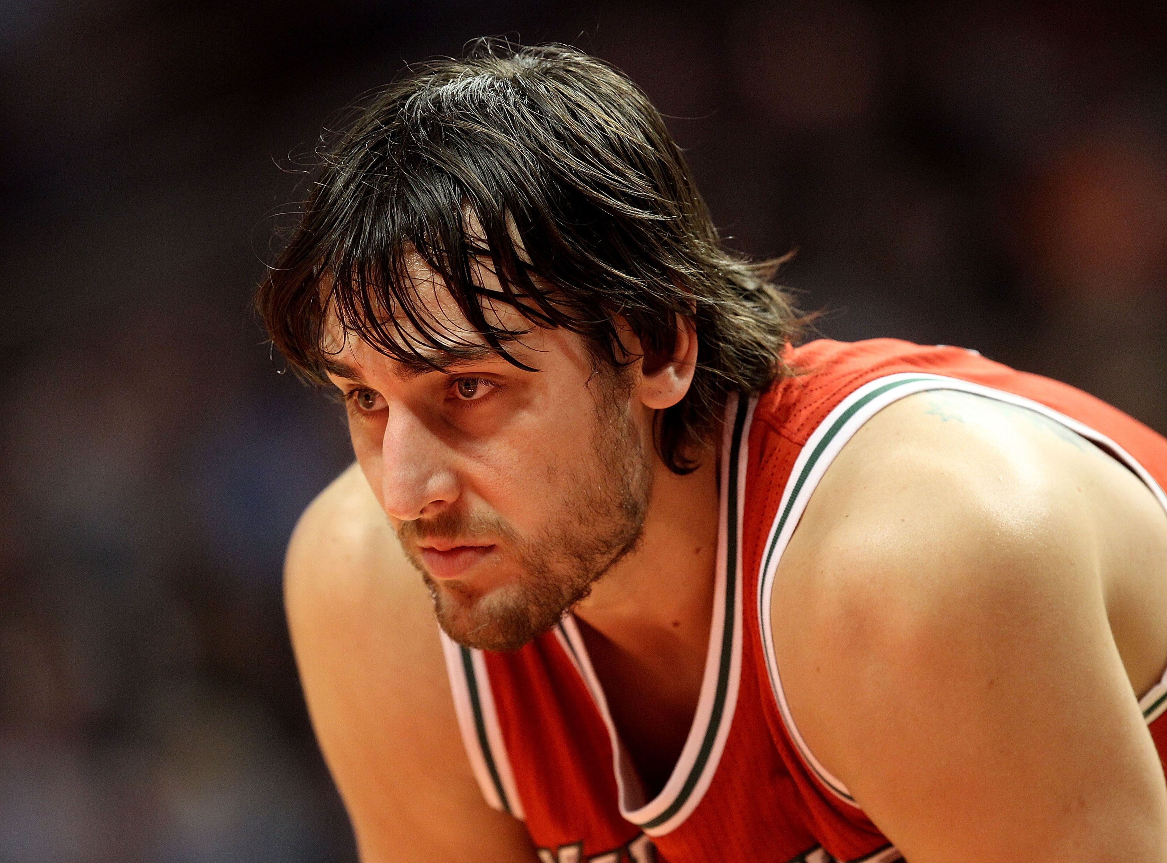 CHICAGO, IL - DECEMBER 28: Andrew Bogut #6 of the Milwaukee Bucks waits for a member of the Chicago Bulls to shoot a free-throw at the United Center on December 28, 2010 in Chicago, Illinois. The Bulls defeated the Bucks 90-77. NOTE TO USER: User expressl CHICAGO, IL - DECEMBER 28: Andrew Bogut #6 of the Milwaukee Bucks waits for a member of the Chicago Bulls to shoot a free-throw at the United Center on December 28, 2010 in Chicago, Illinois. The Bulls defeated the Bucks 90-77. NOTE TO USER: User expressl