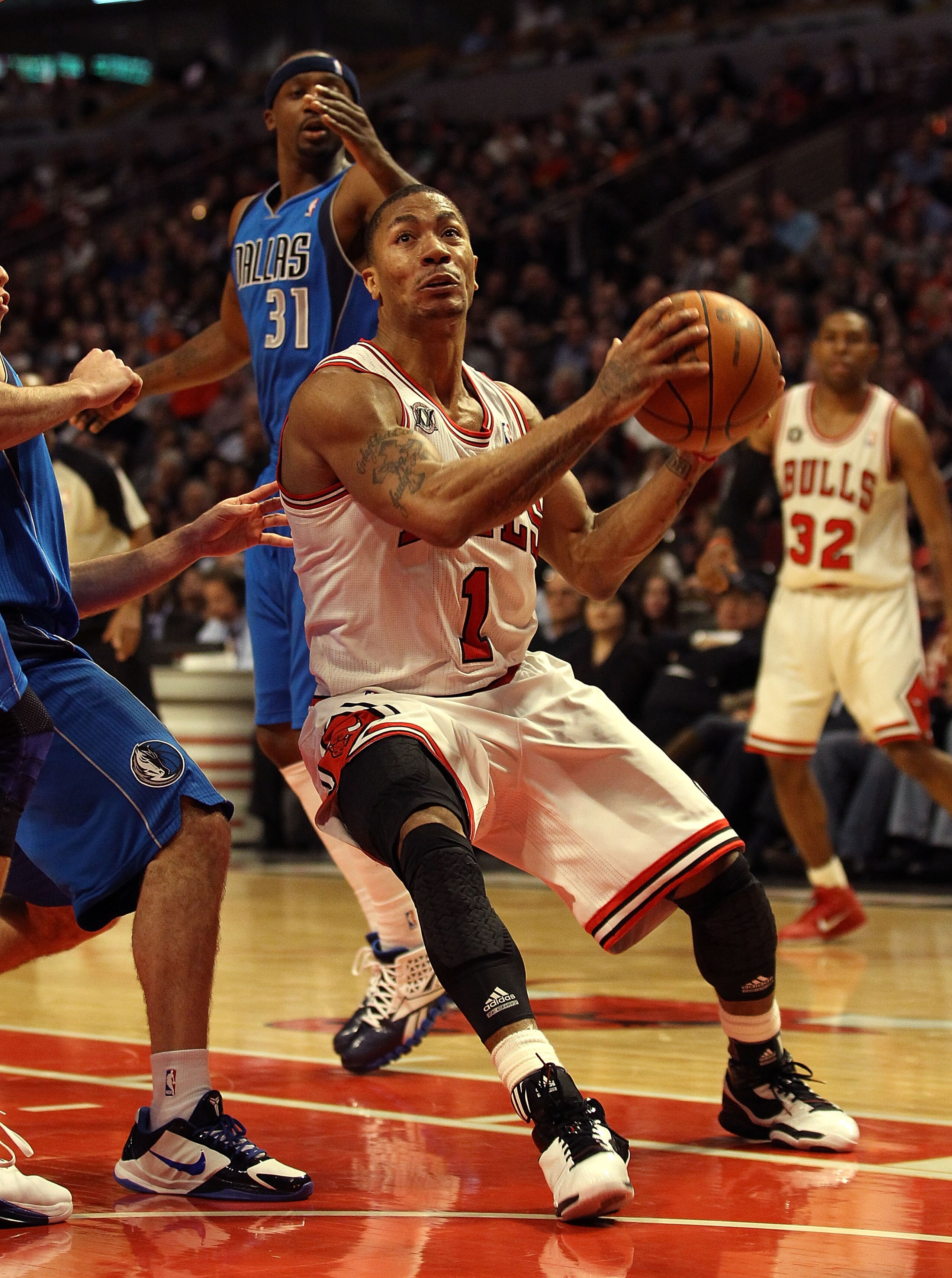 CHICAGO, IL - JANUARY 20: Derrick Rose #1 of the Chicago Bulls moves to shoot against the Dallas Mavericks at the United Center on January 20, 2011 in Chicago, Illinois. The Bulls defeated the Mavericks 82-77. NOTE TO USER: User expressly acknowledges and