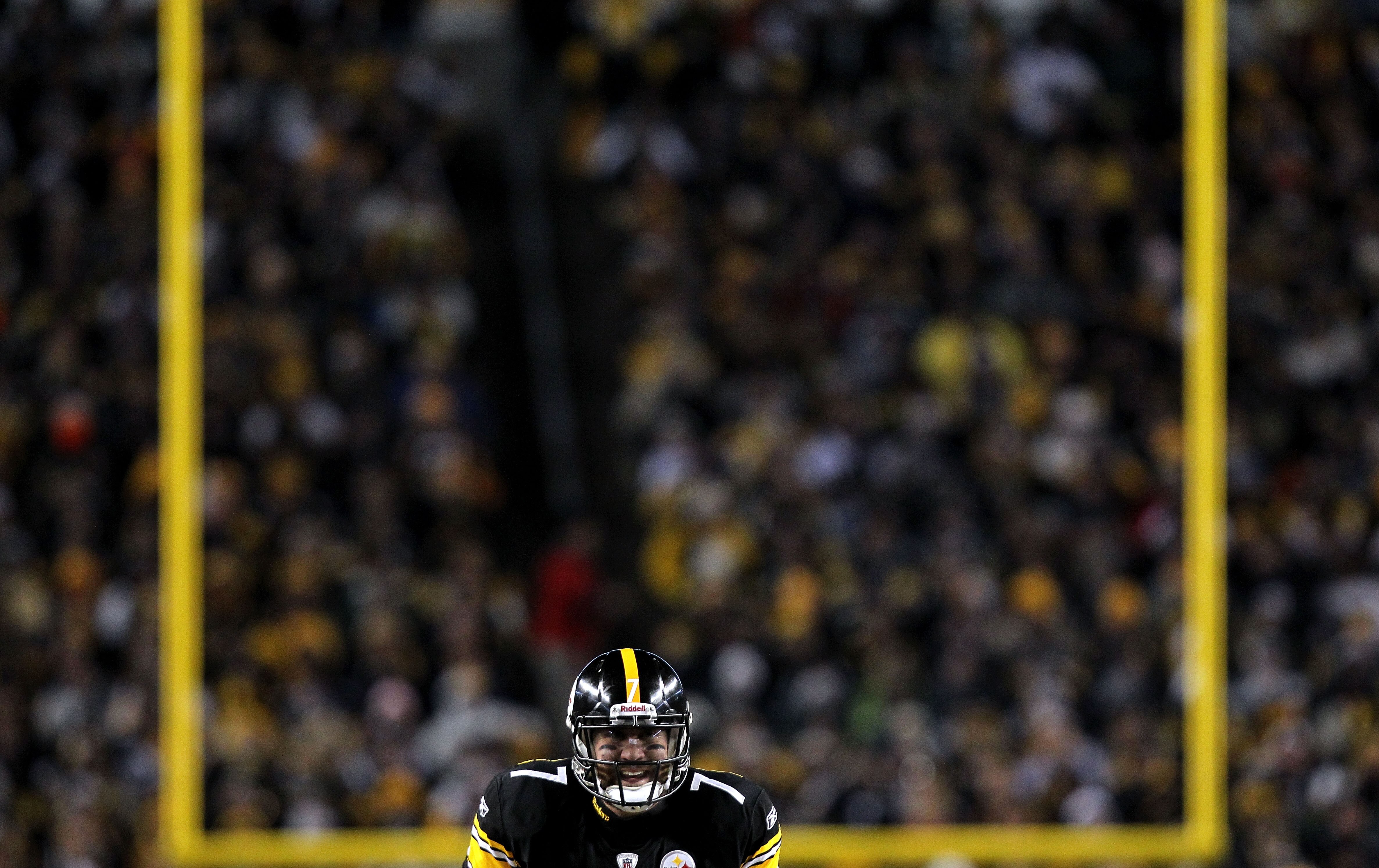 PITTSBURGH, PA - JANUARY 23:  Quarterback Ben Roethlisberger #7 of the Pittsburgh Steelers calls signals out at the line of scrimmage against the New York Jets during the 2011 AFC Championship game at Heinz Field on January 23, 2011 in Pittsburgh, Pennsyl