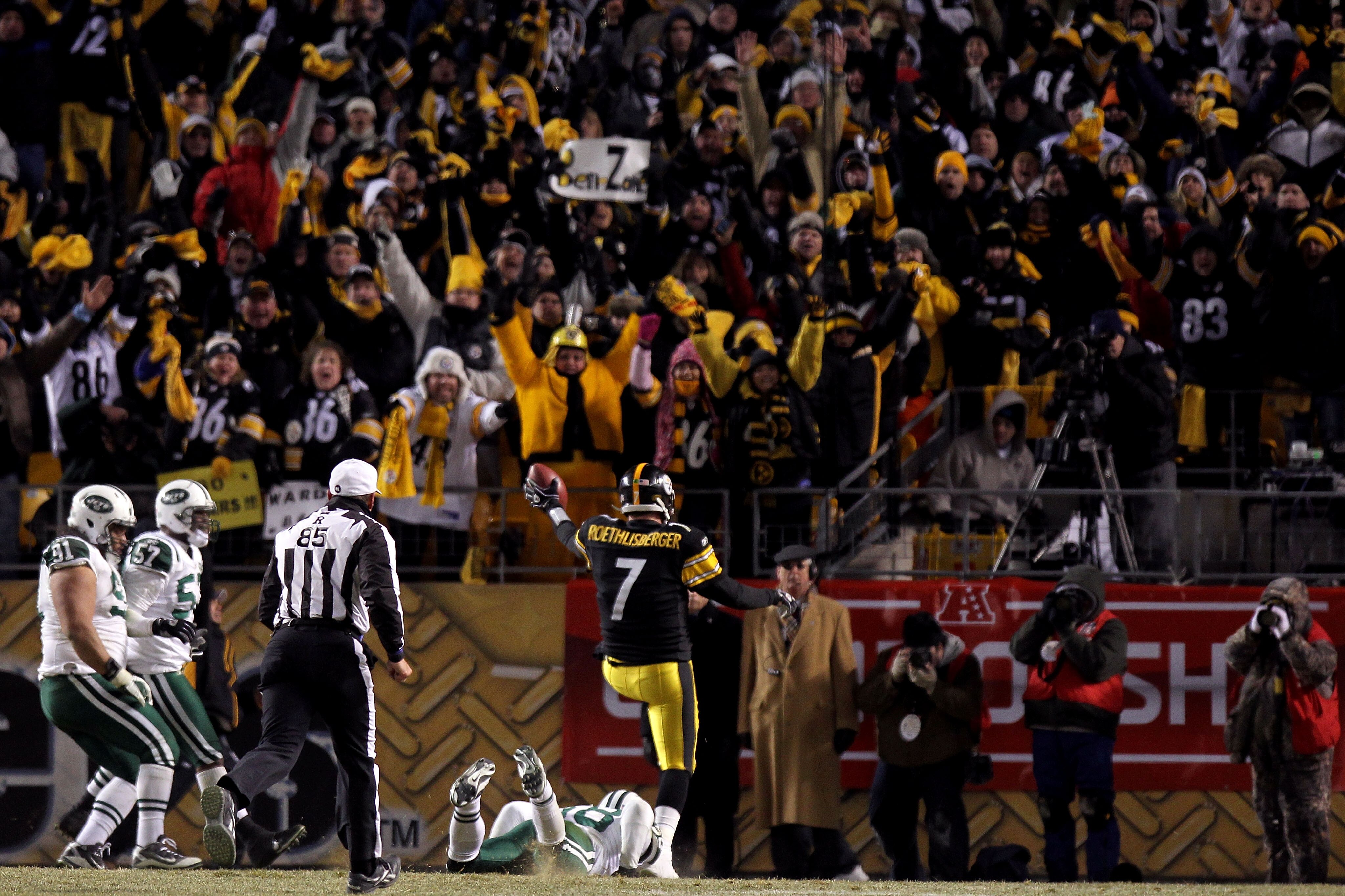 PITTSBURGH, PA - JANUARY 23:  Ben Roethlisberger #7 of the Pittsburgh Steelers runs for a second quarter touchdown against the New York Jets during the 2011 AFC Championship game at Heinz Field on January 23, 2011 in Pittsburgh, Pennsylvania. The Steelers