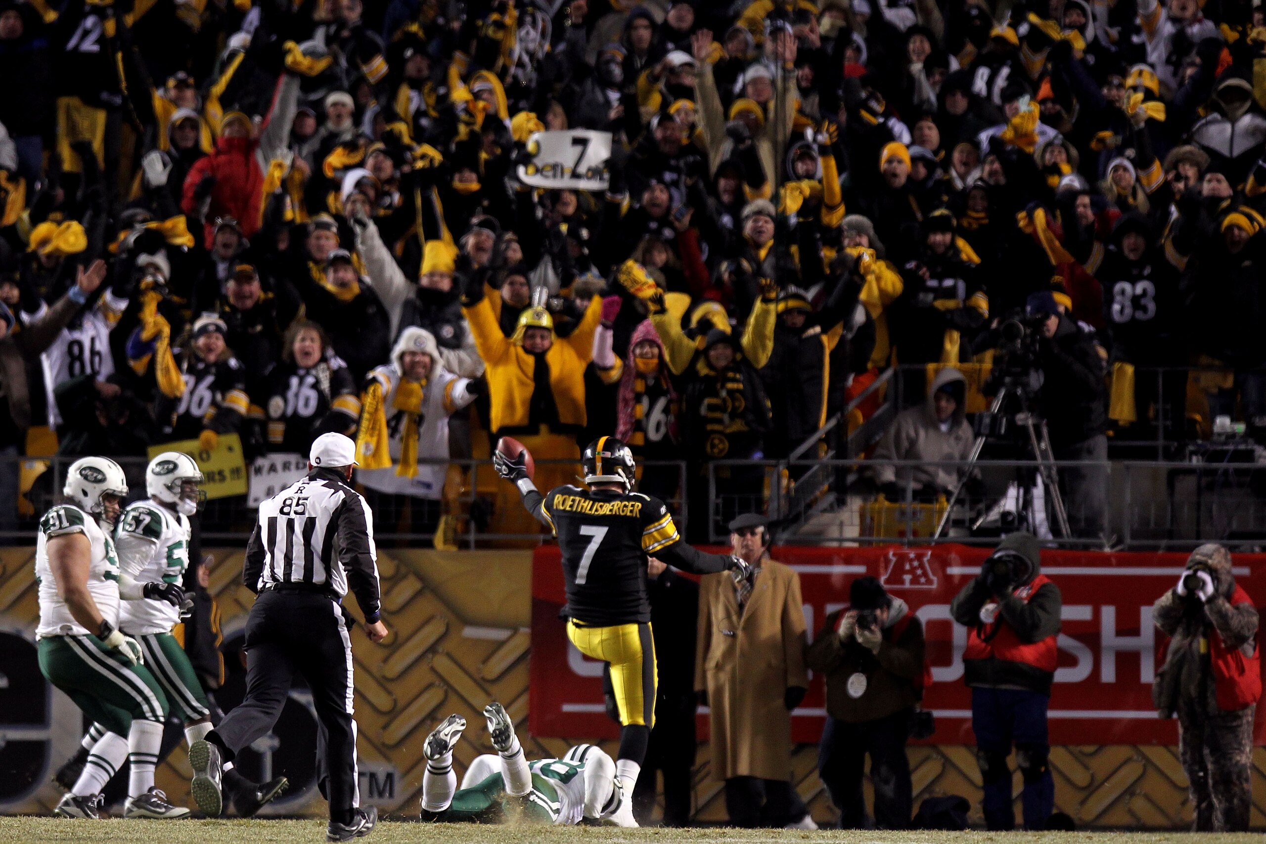 PITTSBURGH, PA - JANUARY 23:  Ben Roethlisberger #7 of the Pittsburgh Steelers runs for a second quarter touchdown against the New York Jets during the 2011 AFC Championship game at Heinz Field on January 23, 2011 in Pittsburgh, Pennsylvania. The Steelers