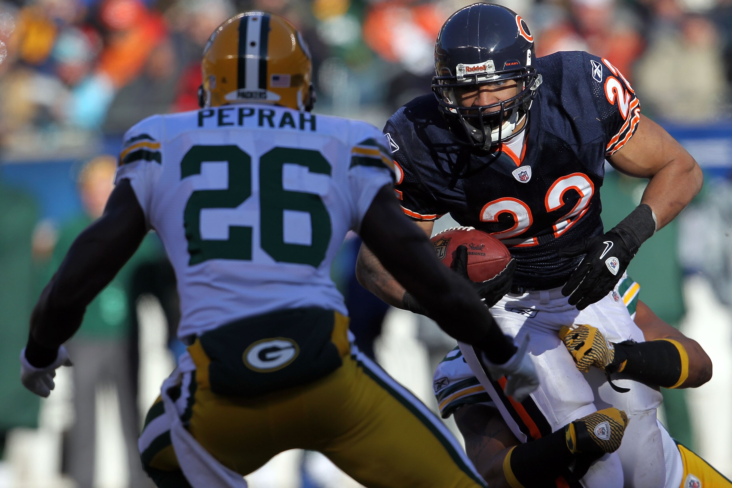 CHICAGO, IL - JANUARY 23:  Matt Forte #22 of the Chicago Bears runs the ball against the Green Bay Packers in the first quarter of the NFC Championship Game at Soldier Field on January 23, 2011 in Chicago, Illinois.  (Photo by Jamie Squire/Getty Images)