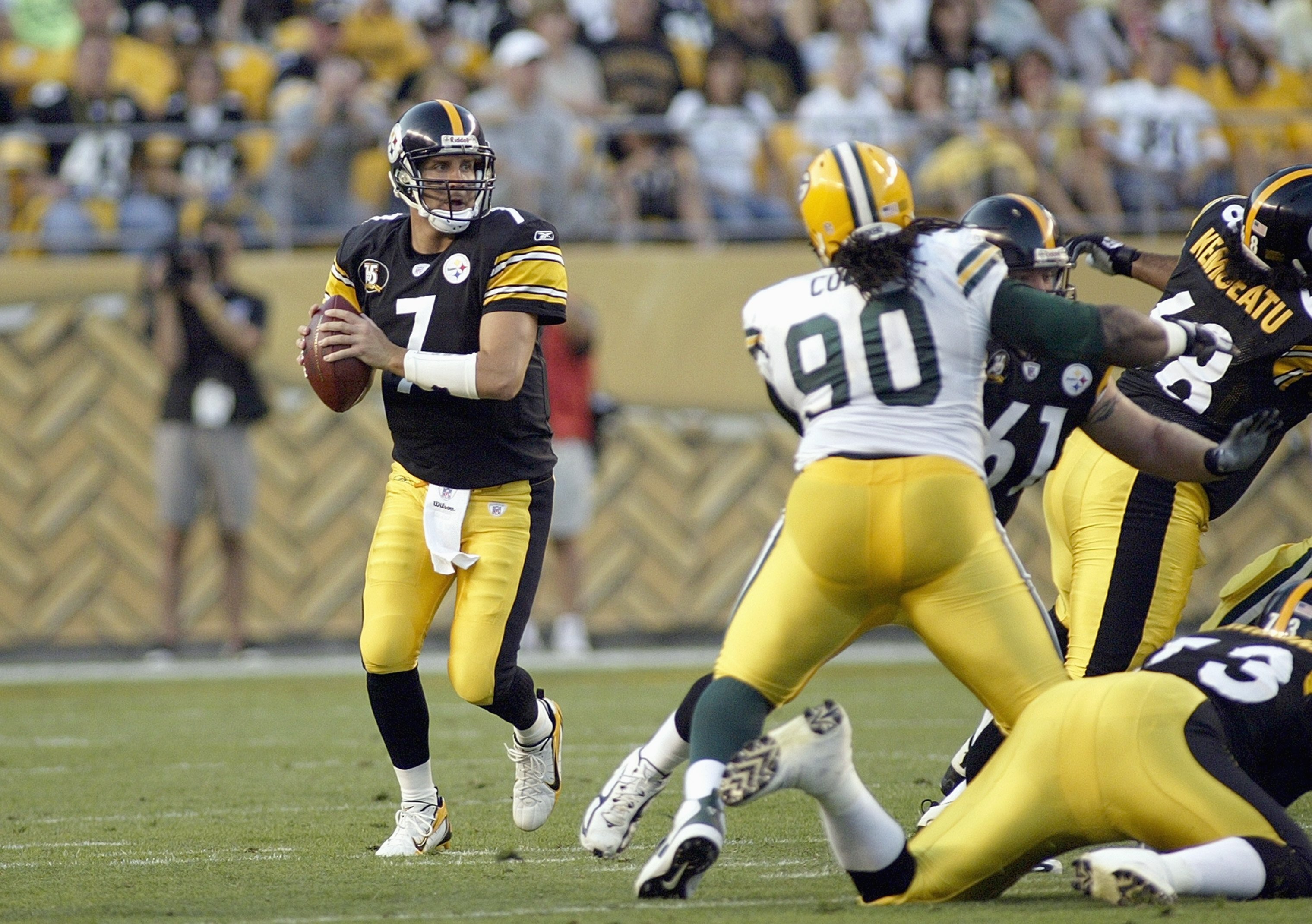 PITTSBURGH - AUGUST 11:  Ben Roethlisberger #7 of the Pittsburgh Steelers looks to pass the ball during the game against the Green Bay Packers on August 11, 2007 at Heinz Field in Pittsburgh, Pennsylvania.  (Photo by Rick Stewart/Getty Images)