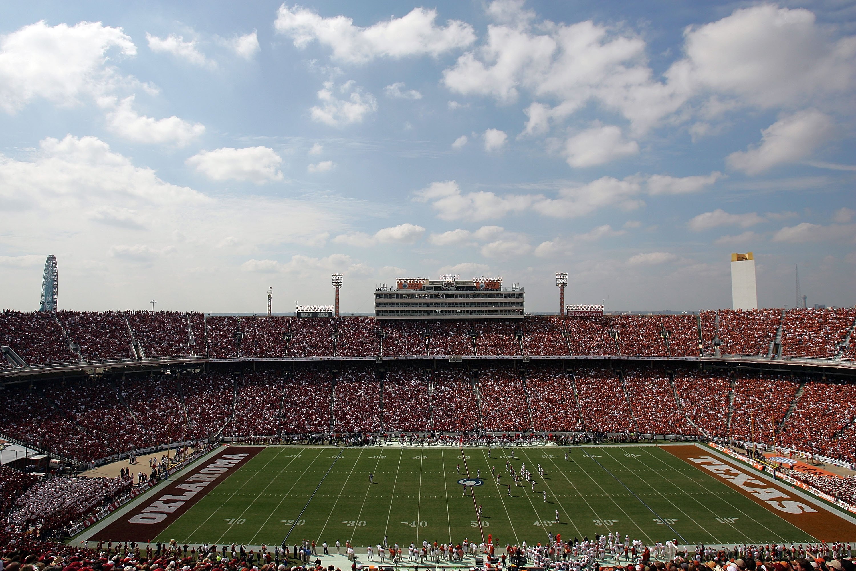 DALLAS - OCTOBER 11:  A general view of the Oklahoma Sooners and the Texas Longhorns during the Red River Rivalry at the Cotton Bowl on October 11, 2008 in Dallas, Texas.  (Photo by Ronald Martinez/Getty Images)