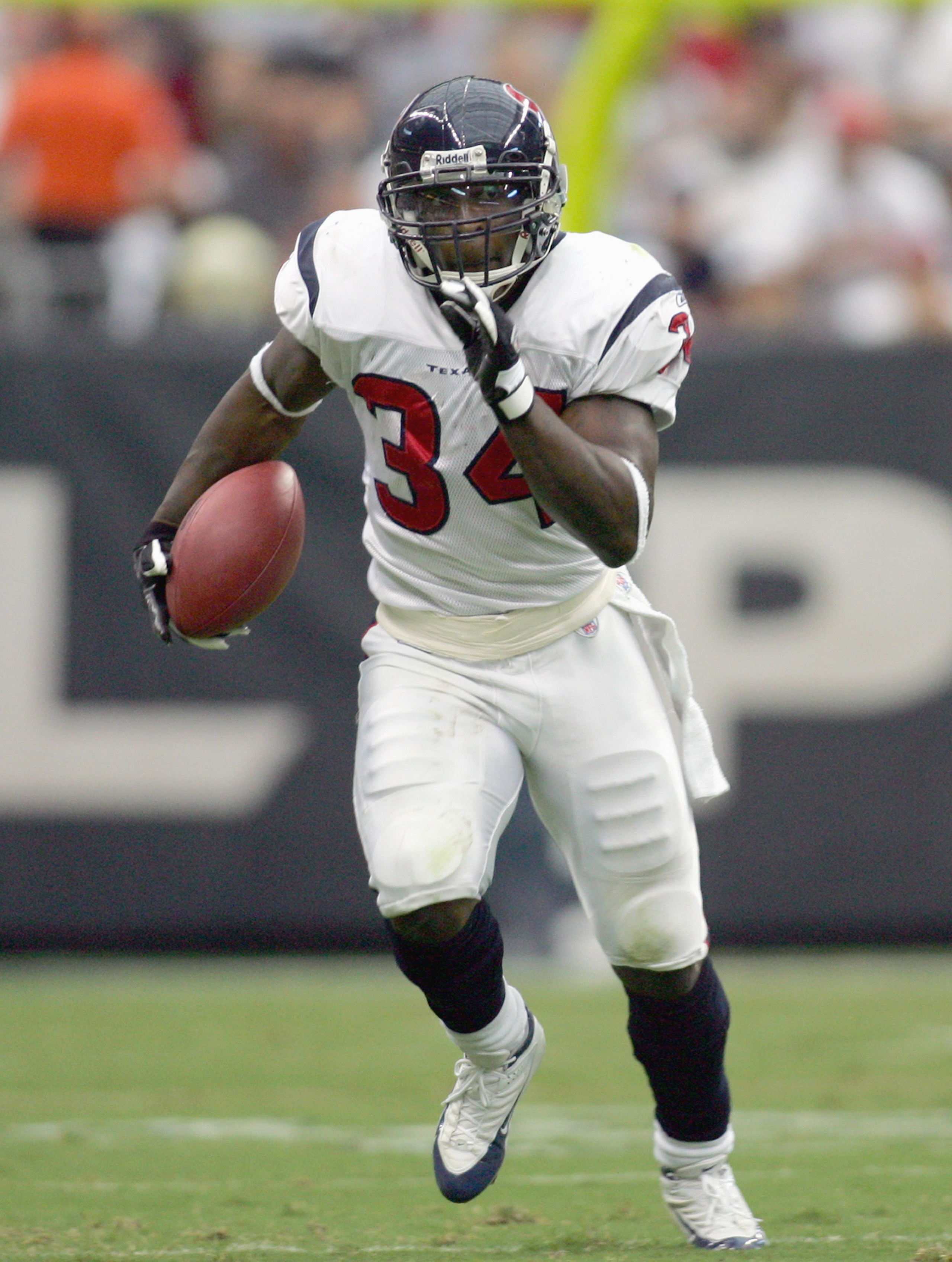 HOUSTON - SEPTEMBER 10:  Vernand Morency #34 of the Houston Texans carries the ball during the game against the Philadelphia Eagles on September 10, 2006 at Reliant Stadium in Houston, Texas. (Photo by Ronald Martinez/Getty Images)