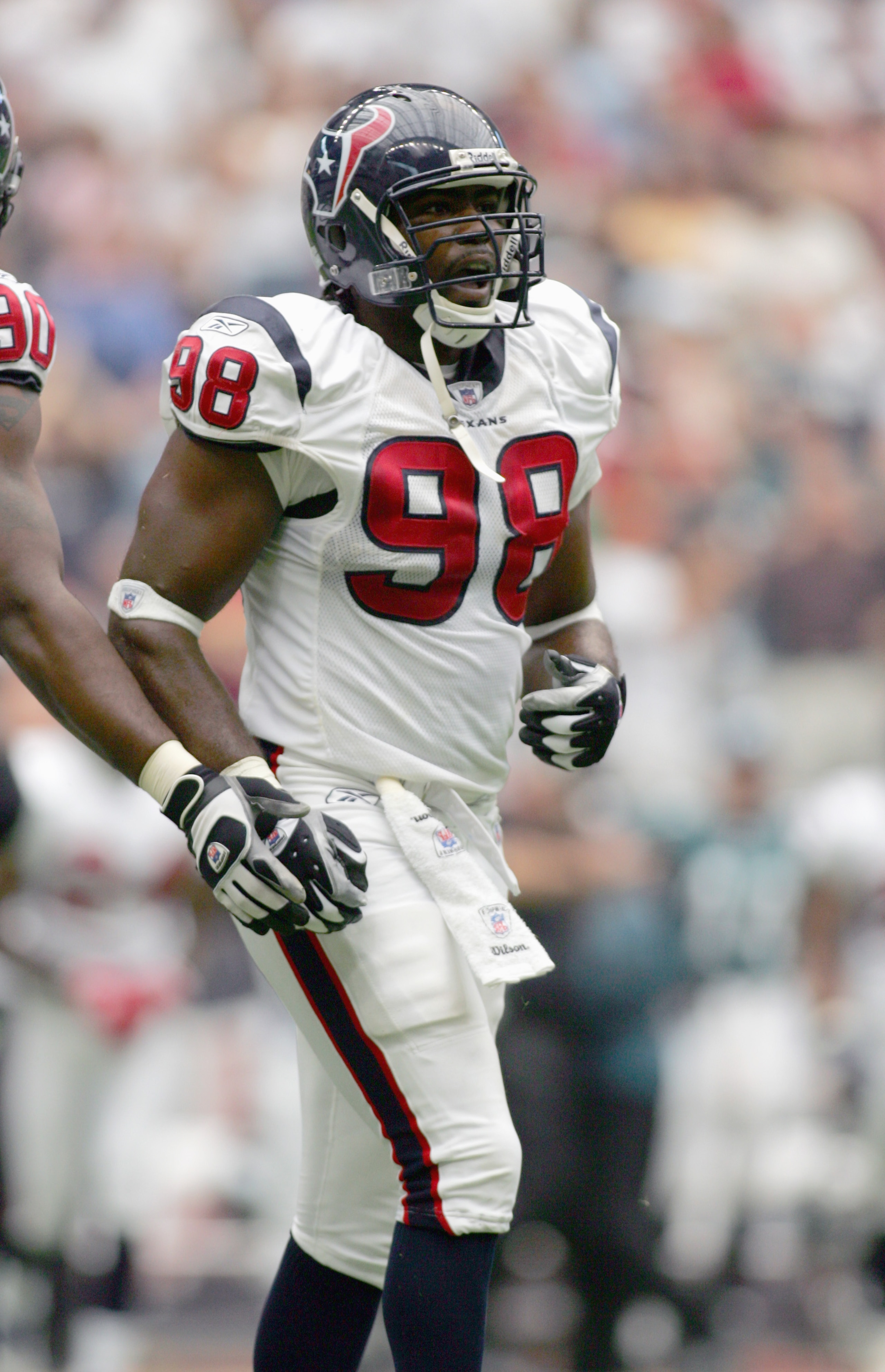 HOUSTON - SEPTEMBER 10: Antwan Peek #98 of the Houston Texans jogs on the field during the game against the Philadelphia Eagles on September 10, 2006 at Reliant Stadium in Houston, Texas. (Photo by Ronald Martinez/Getty Images)