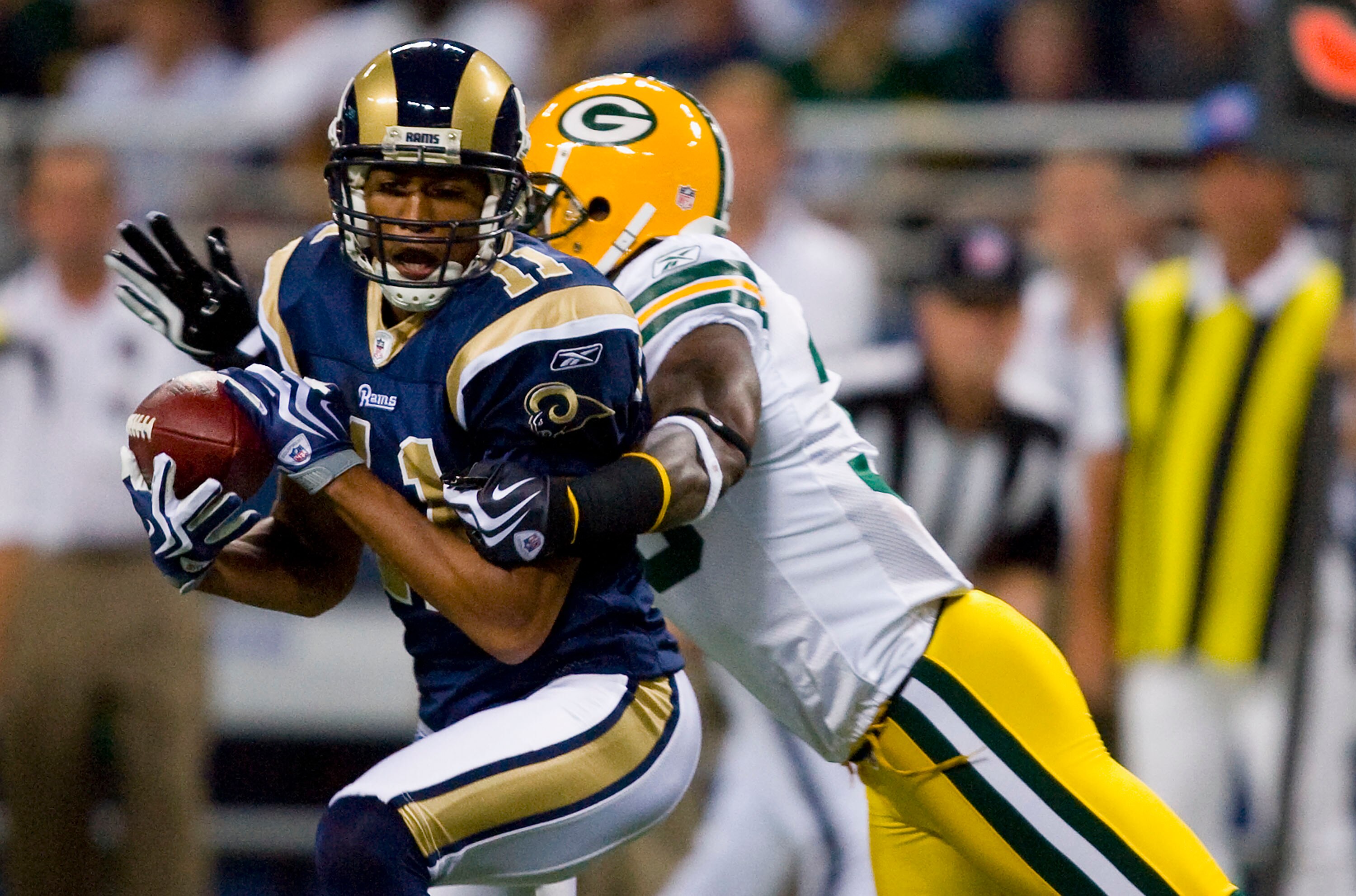 ST. LOUIS, MO - SEPTEMBER 27: Laurent Robinson #11 of the St. Louis Rams catches a pass against the Green Bay Packers at the Edward Jones Dome on September 27, 2009 in St. Louis, Missouri.  (Photo by Dilip Vishwanat/Getty Images)