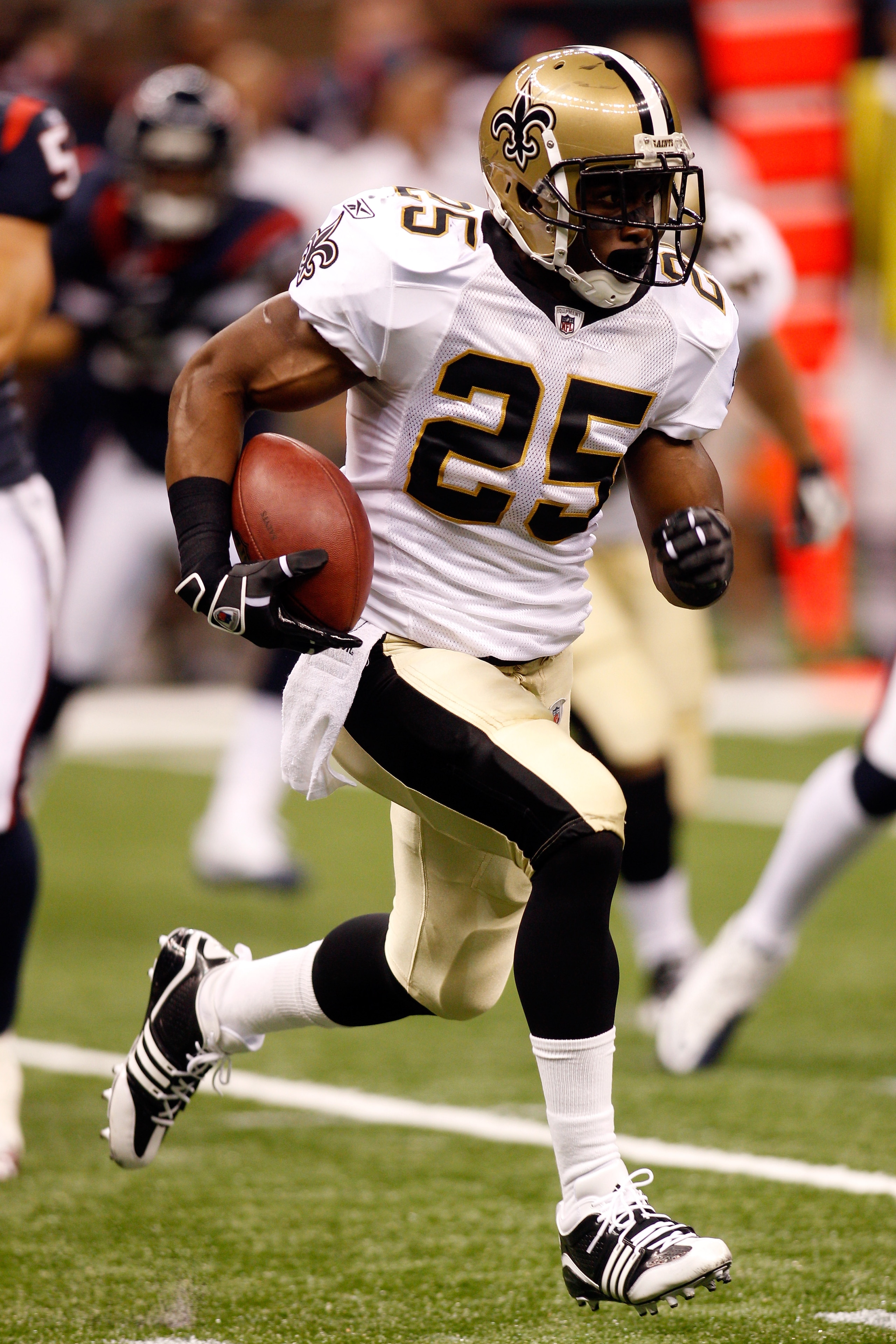 NEW ORLEANS - AUGUST 21:  Reggie Bush #25 of the New Orleans Saints in action against the Houston Texans at the Louisiana Superdome on August 21, 2010 in New Orleans, Louisiana.  (Photo by Chris Graythen/Getty Images)