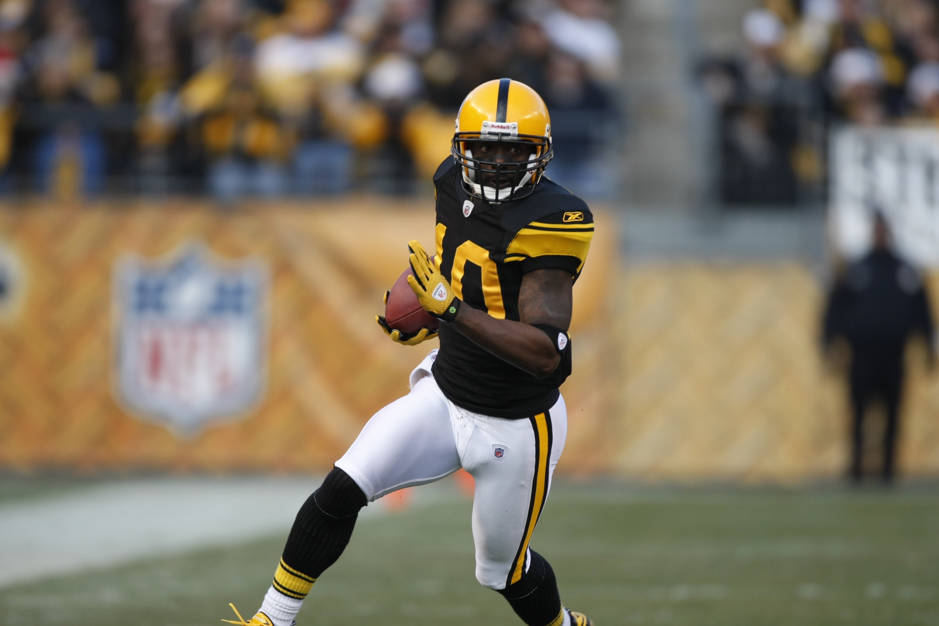 PITTSBURGH - DECEMBER 27:  Santonio Holmes #10 of the Pittsburgh Steelers carries the ball during the game against the Baltimore Ravens on December 27, 2009 at Heinz Field in Pittsburgh, Pennsylvania. (Photo by Gregory Shamus/Getty Images)
