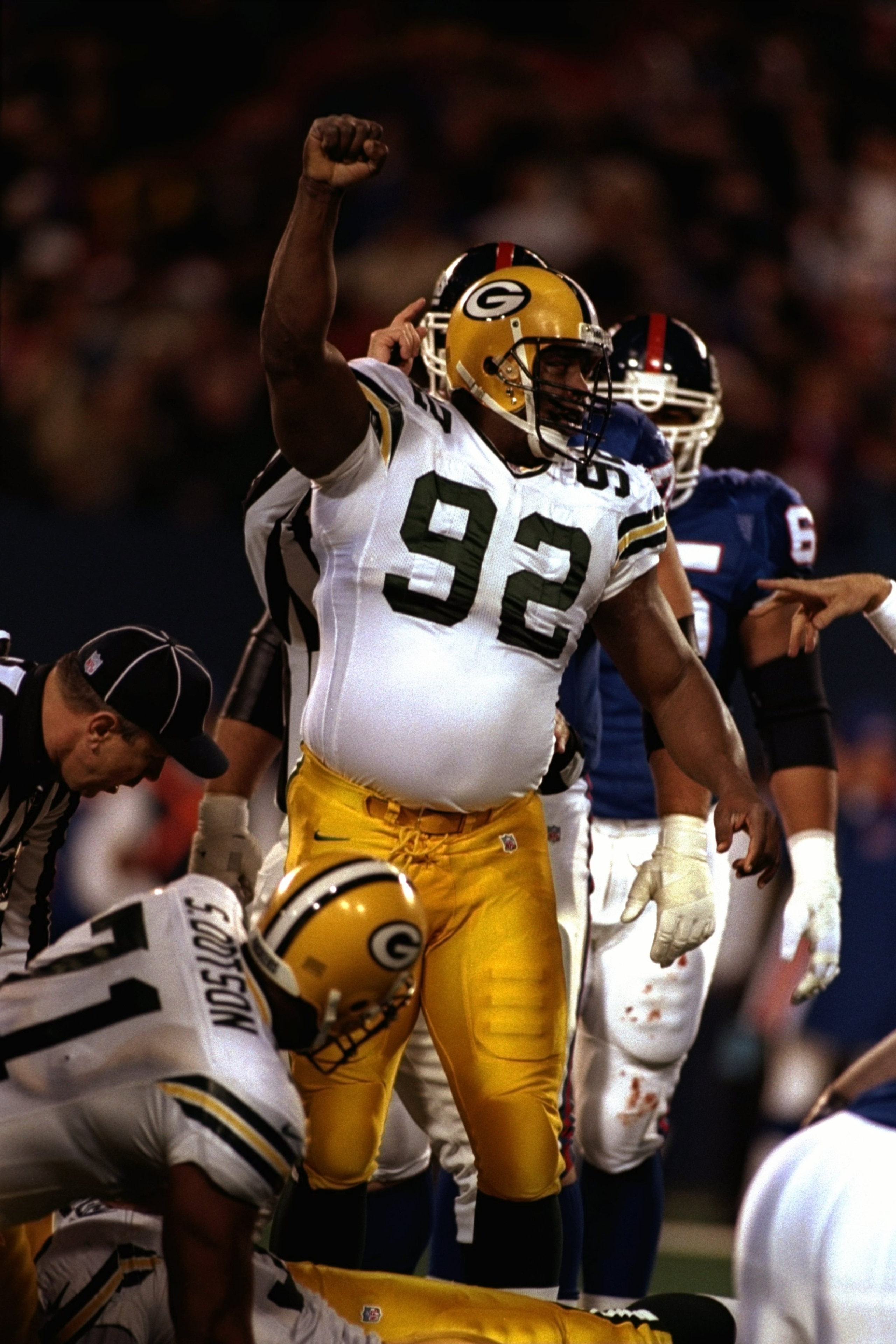 15 Nov 1998:  Defensive end Reggie White #92 of the Green Bay Packers in action against quarterback Danny Kanell #13 of the New York Giants during the game at the Giants Stadium in East Rutherford, New Jersey. The Packers defeated the Giants 37-3. Mandato