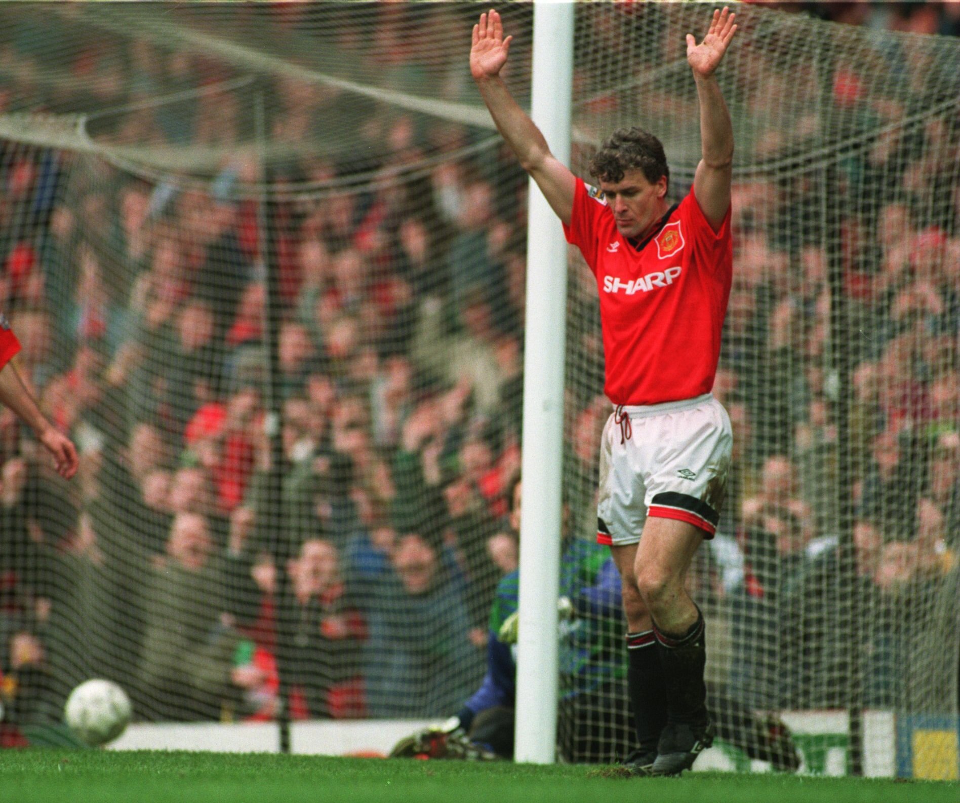 4 MAR 1995:  MARK HUGHES CELEBRATES AFTER SCORING HIS FIRST GOAL FOR MAN UTD DURING THEIR 9-0 VICTORY OVER IPSWICH TOWN IN THE FA PREMIERSHIP MATCH AT OLD TRAFFORD, MANCHESTER. Mandatory Credit: Anton Want/ALLSPORT