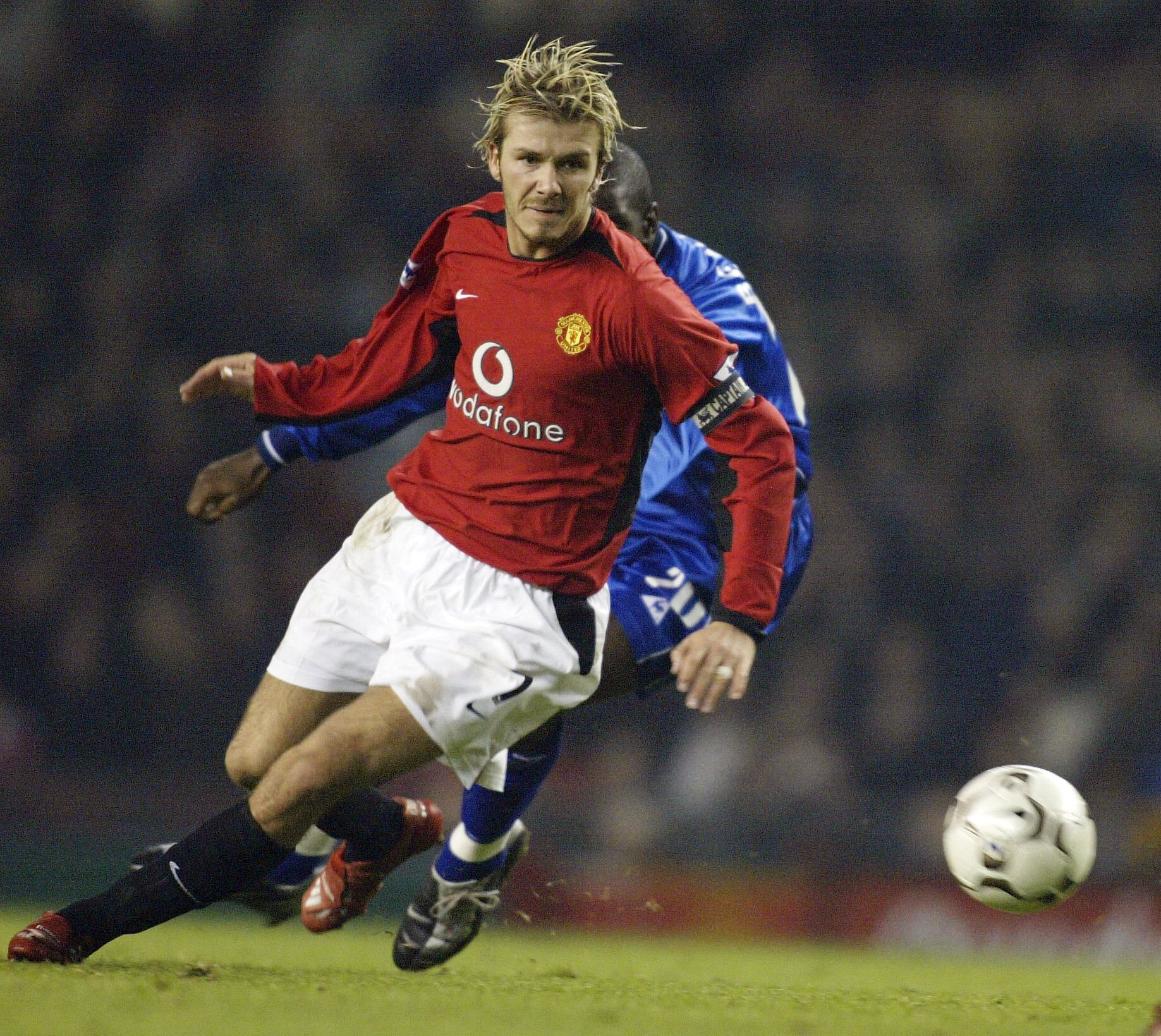 MANCHESTER - NOVEMBER 5:  David Beckham of Manchester United in action during the Worthington Cup third round match between Manchester United and Leicester City at Old Trafford, Manchester on November 5, 2002. (Photo by Clive Mason/Getty Images)