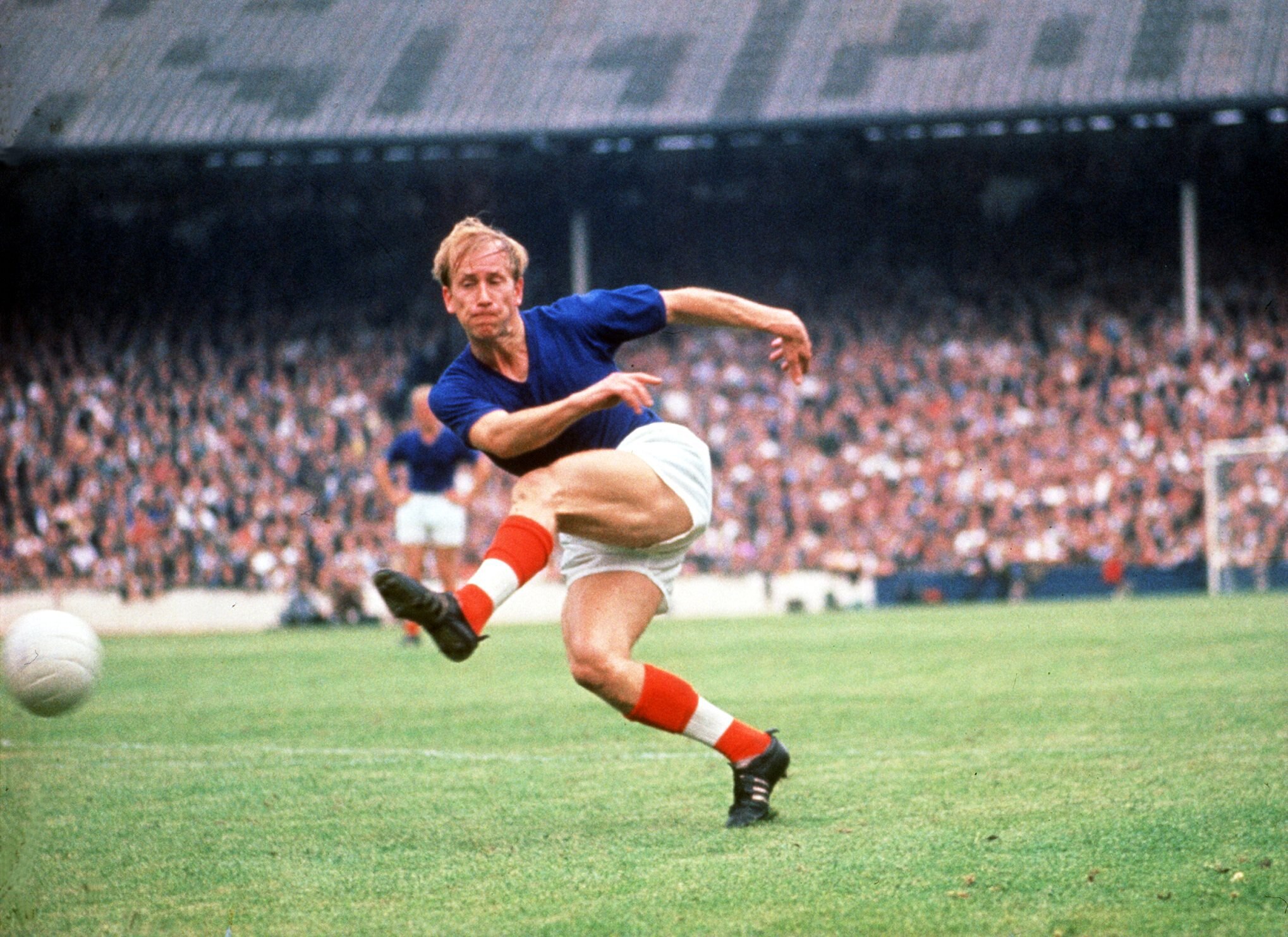UNDATED:  BOBBY CHARLTON IN ACTION FOR MANCHESTER UNITED. Mandatory Credit: Tony Duffy/ALLSPORT