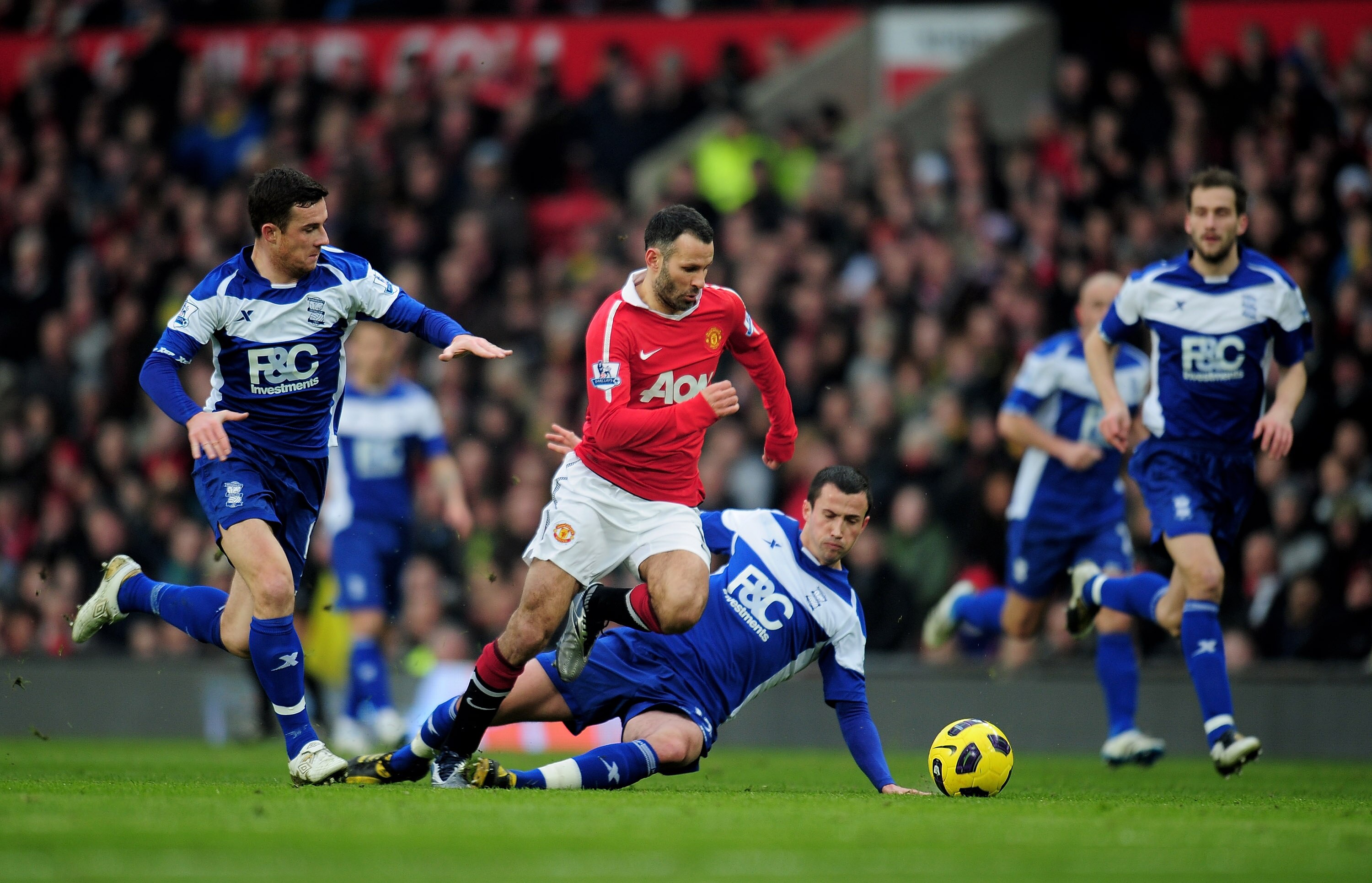 MANCHESTER, ENGLAND - JANUARY 22:  Barry Ferguson and Keith Fahey of Birmingham City compete with Ryan Giggs of Manchester United during the Barclays Premier League match between Manchester United and Birmingham City at Old Trafford on January 22, 2011 in