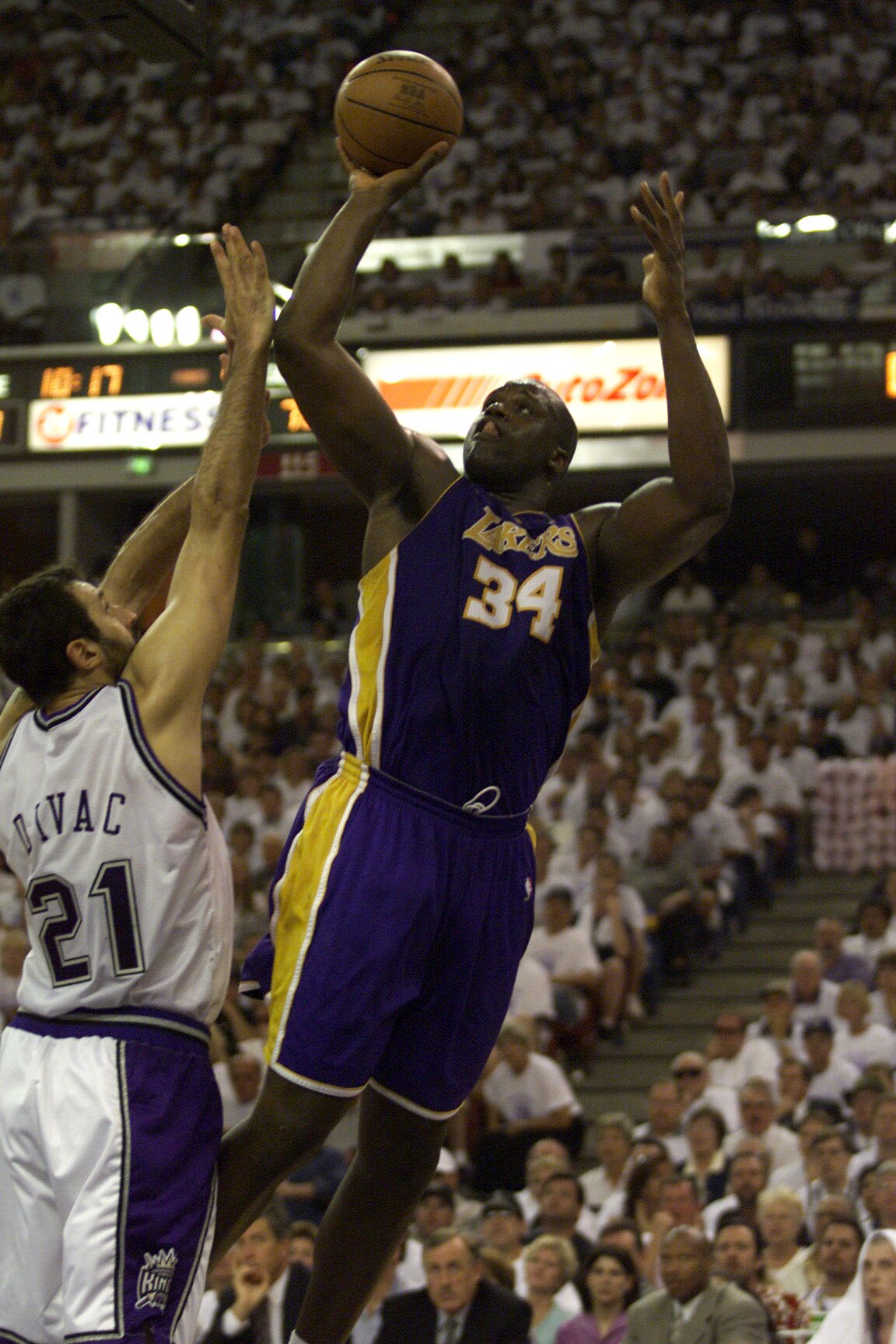30 Apr 2000: Center Shaquille O''Neal #34 of the Los Angeles Lakers shoots over Vlade Divac of the Sacramento Kings during game 3 of the first round of the Western Conference NBA Playoffs at Arco Arena in Sacramento, California. DIGITAL IMAGE. Mandatory C
