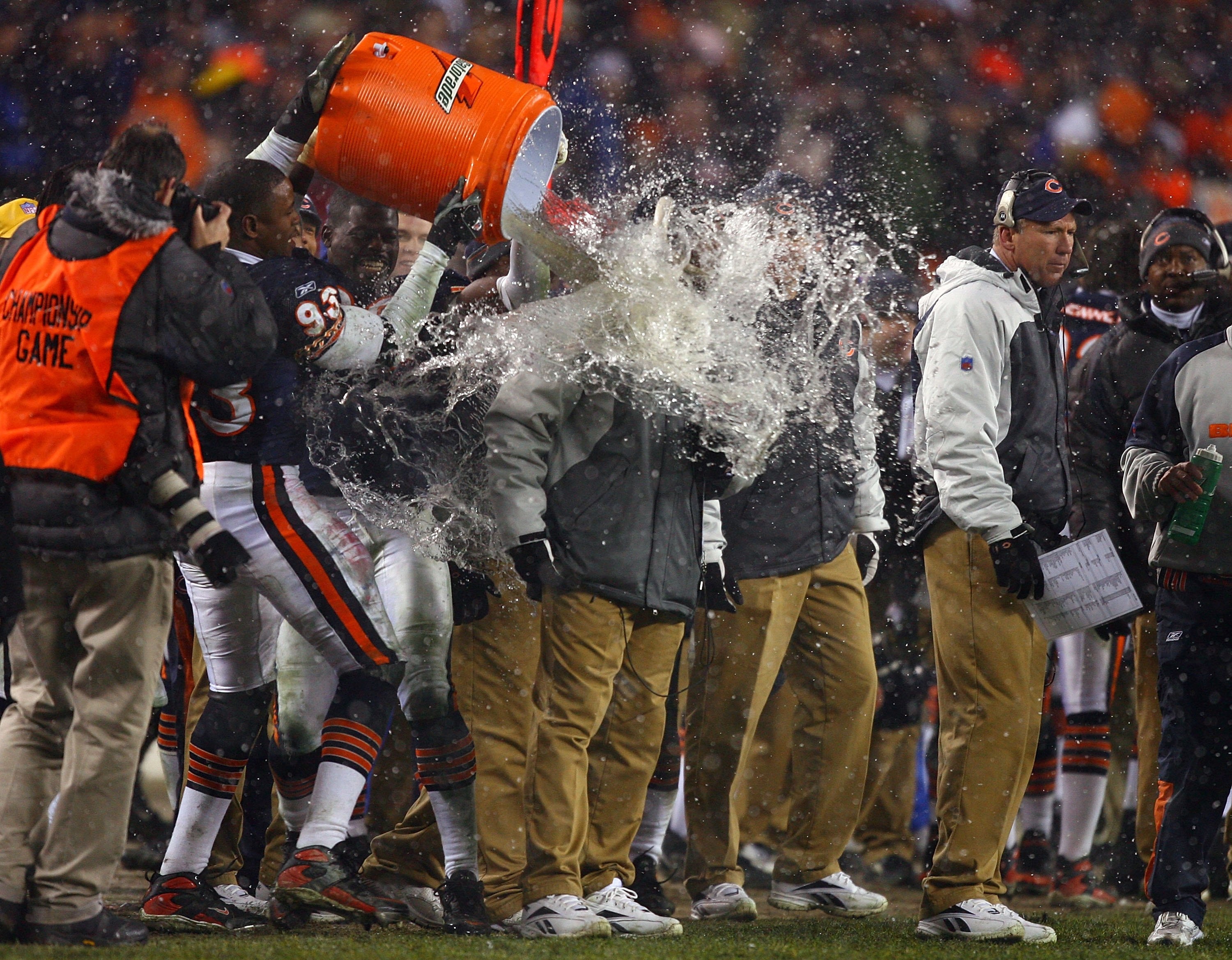 CHICAGO - JANUARY 21:  Head coach Lovie Smith of the Chicago Bears receives a Gatorade shower from Adewale Ogunleye #93 in the final minute of their 39-14 against the New Orleans Saints during the NFC Championship Game January 21, 2007 at Soldier Field in
