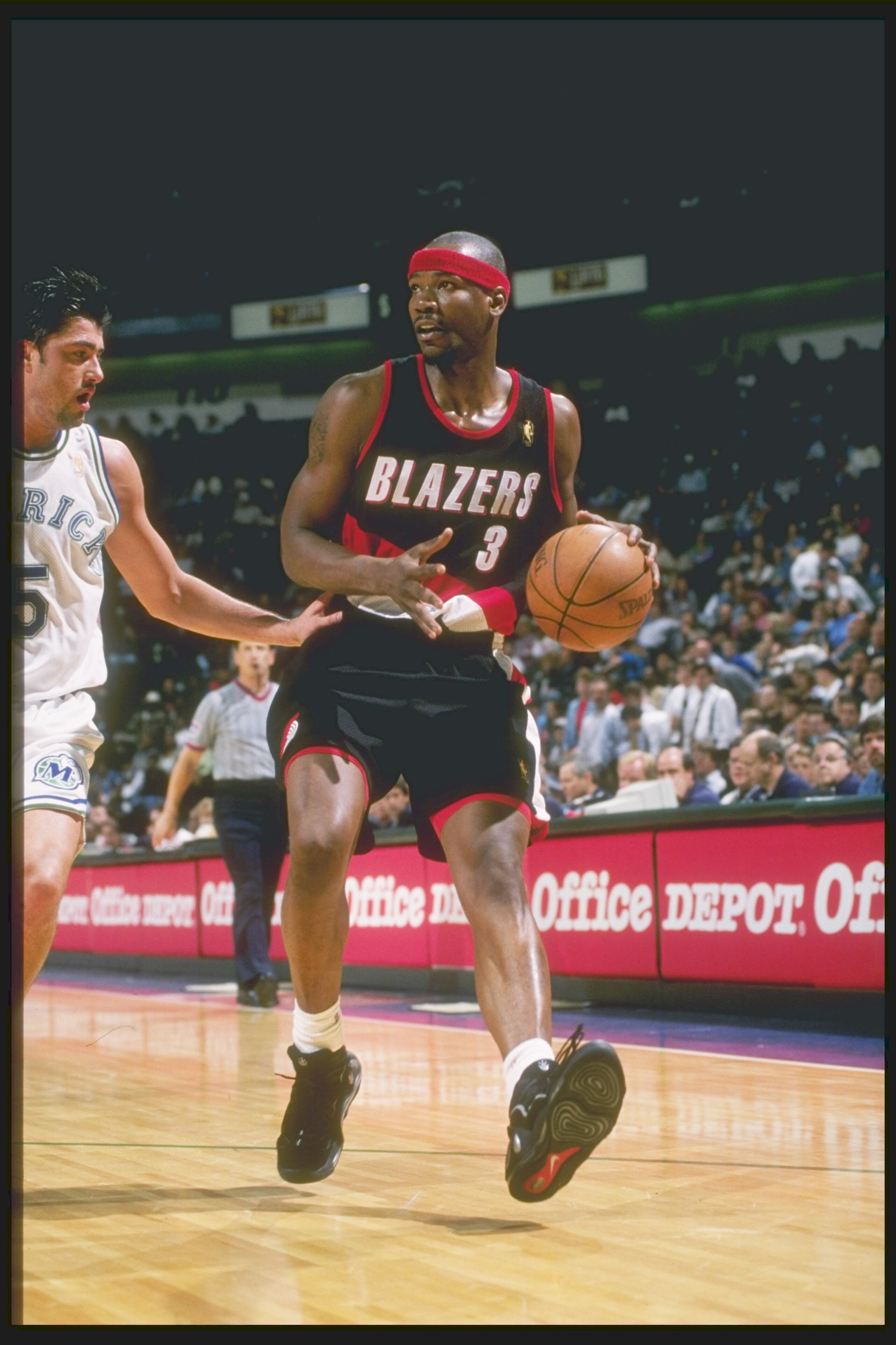 8 Apr 1997: Forward Clifford Robinson of the Portland Trailblazers dribbles the ball down the court during a game against the Dallas Mavericks at Reunion Arena in Dallas, Texas. The Mavericks won the game 87-82.