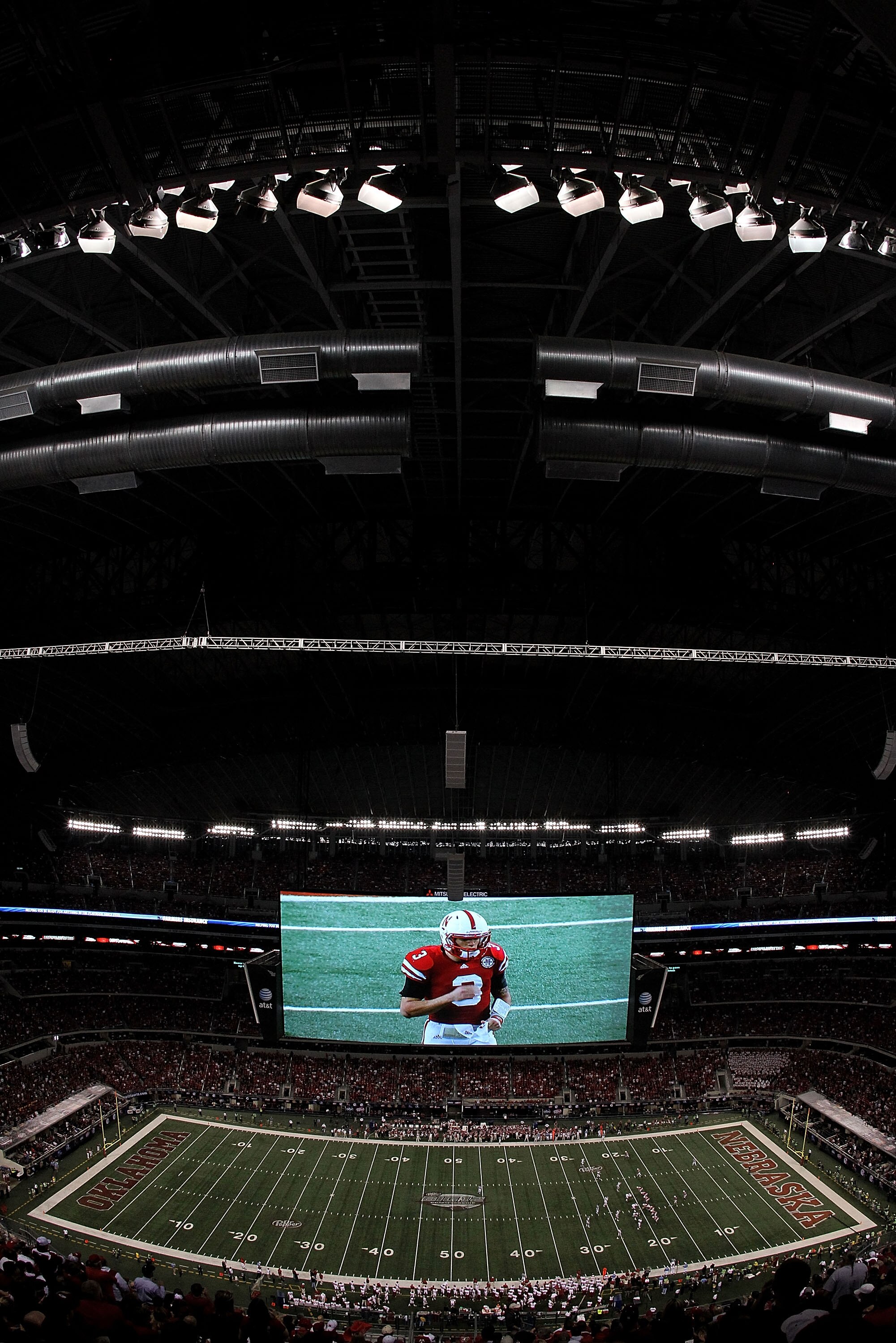 ARLINGTON, TX - DECEMBER 04:  A general view of play between the Oklahoma Sooners and the Nebraska Cornhuskers during the Big 12 Championship at Cowboys Stadium on December 4, 2010 in Arlington, Texas.  (Photo by Ronald Martinez/Getty Images)