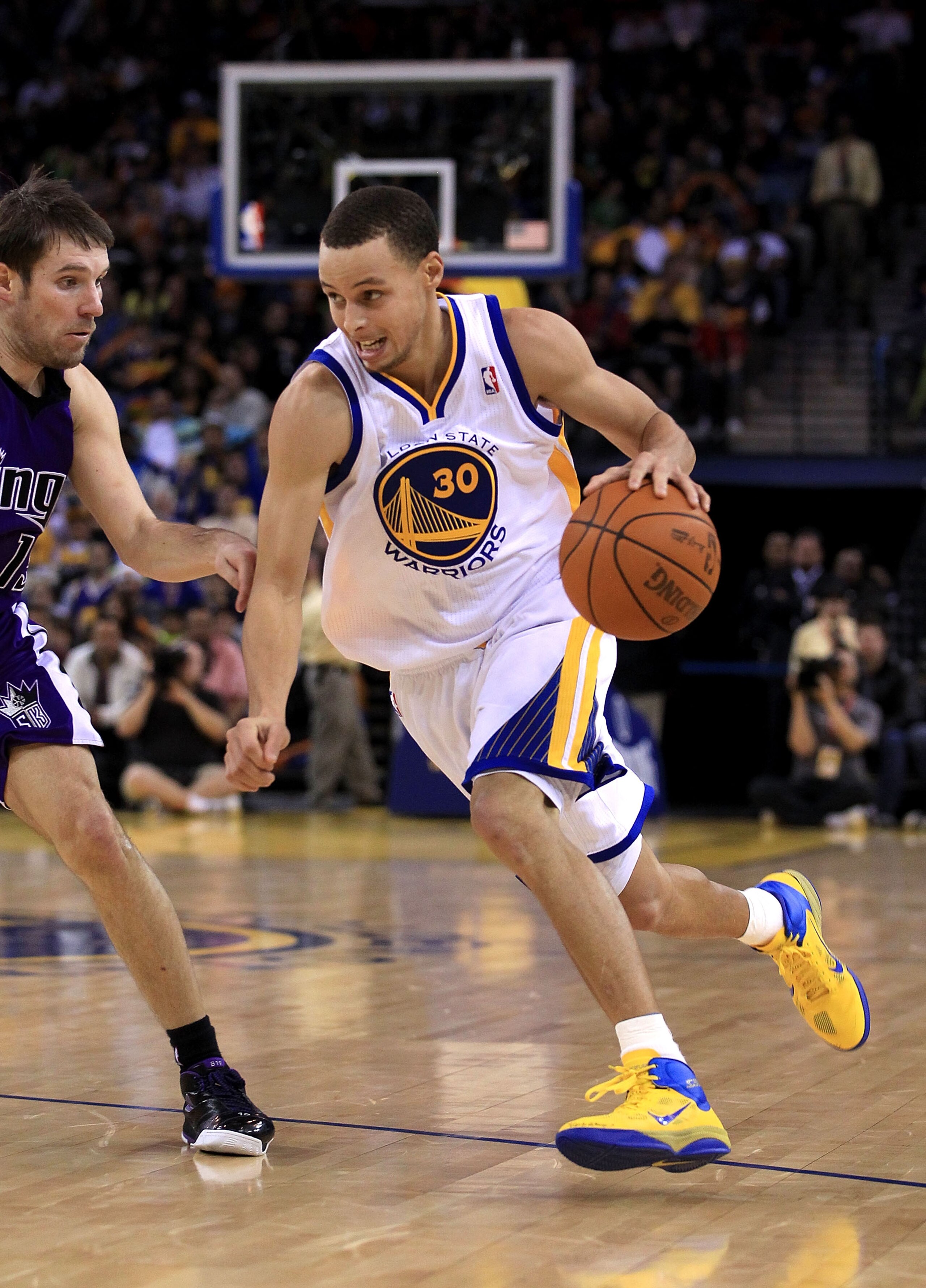 OAKLAND, CA - JANUARY 21:  Stephen Curry #30 of the Golden State Warriors drives to the basket during their game against the Sacramento Kings at Oracle Arena on January 21, 2011 in Oakland, California. NOTE TO USER: User expressly acknowledges and agrees