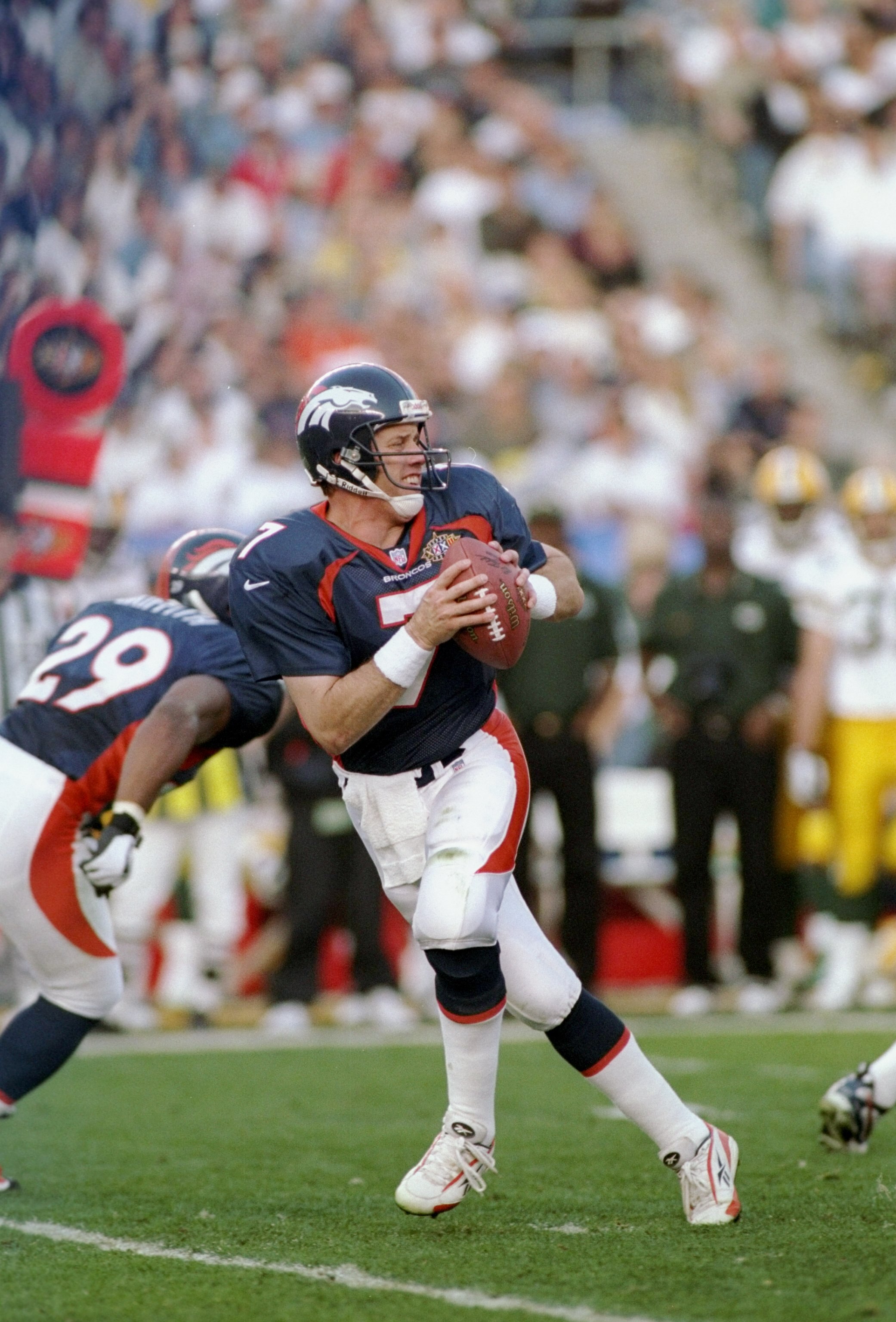 25 Jan 1998: John Elway #7 of the Denver Brocos in action against the Green Bay Packers during Super Bowl XXXII at Qualcomm Stadium in San Diego, California. The Denver Broncos defeated the Green Bay Packers 31-24.