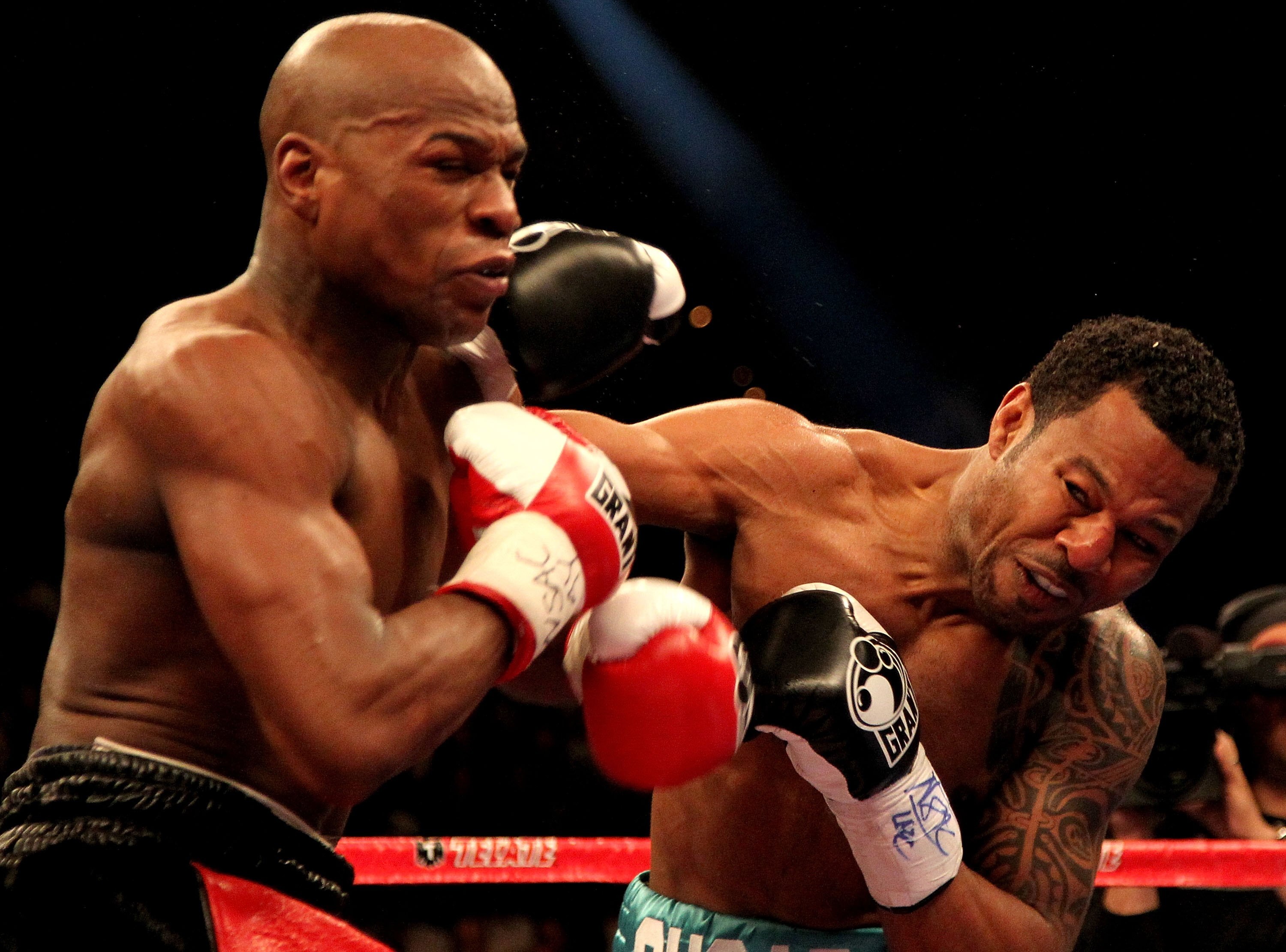 LAS VEGAS - MAY 01:  (L-R) Floyd Mayweather Jr. in action against Shane Mosley during their welterweight fight at the MGM Grand Garden Arena on May 1, 2010 in Las Vegas, Nevada.  (Photo by Jed Jacobsohn/Getty Images)