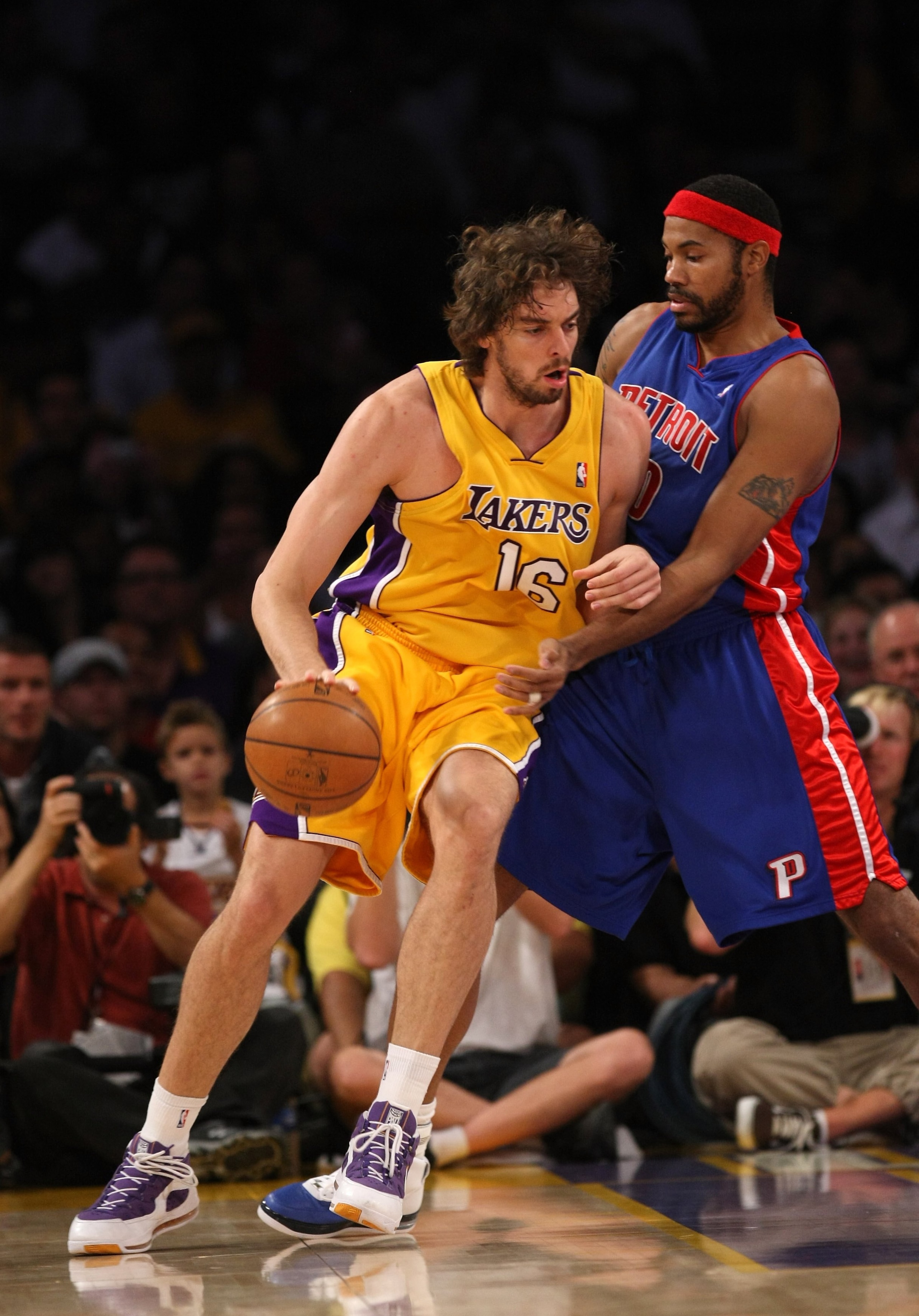 LOS ANGELES, CA - NOVEMBER 14:  Pau Gasol #16 of the Los Angeles Lakers drives against Rasheed Wallace #30 of the Detroit Pistons on November 14, 2008 at Staples Center in Los Angeles, California. The Pistons won 106-95.   NOTE TO USER: User expressly ack