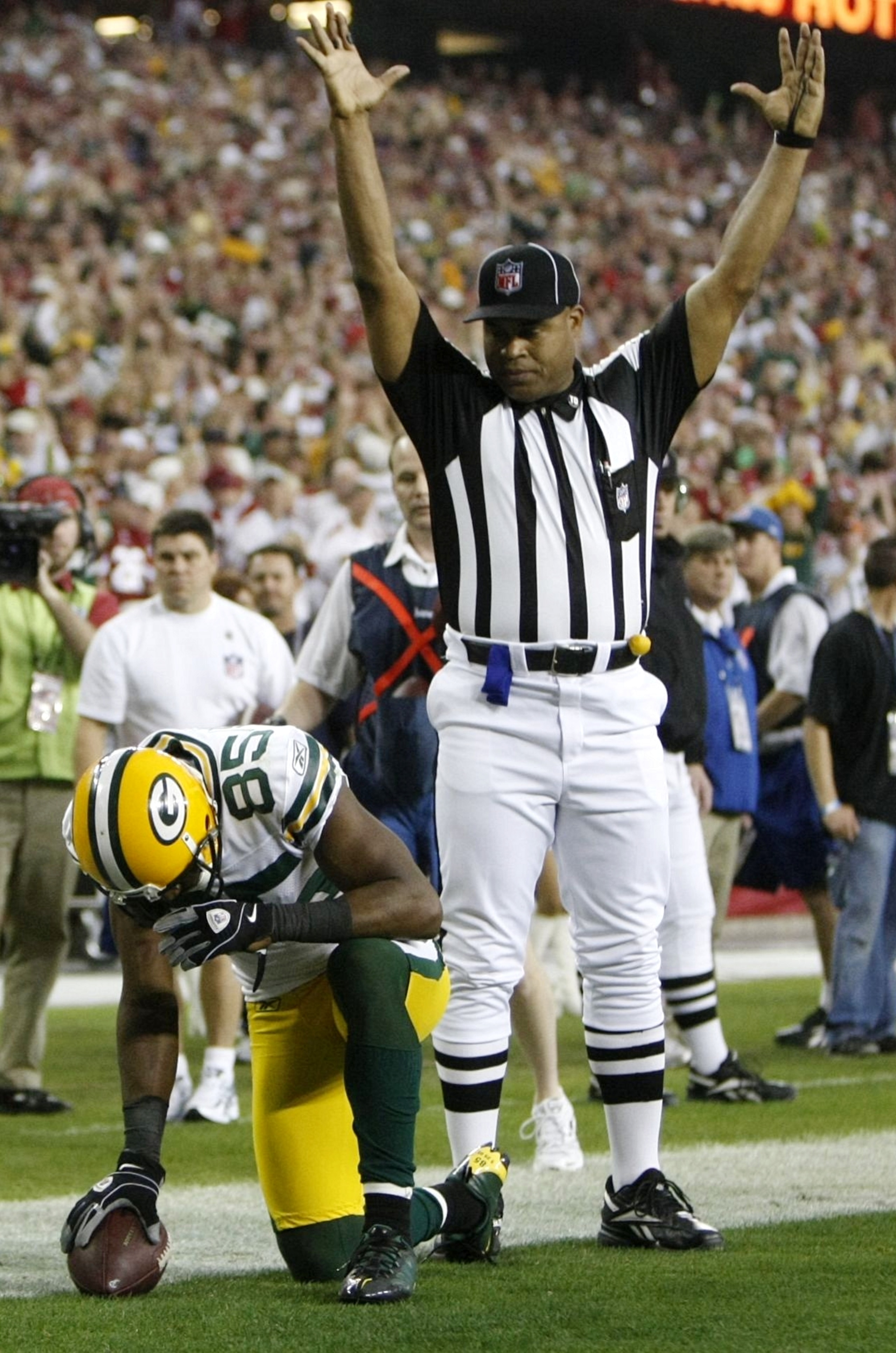 GLENDALE, AZ - JANUARY 10:  Wide receiver Greg Jennings #85 of the Green Bay Packers celebrates a touchdown against the Arizona Cardinals during the third quarter of the 2010 NFC wild-card playoff game at University of Phoenix Stadium on January 10, 2010
