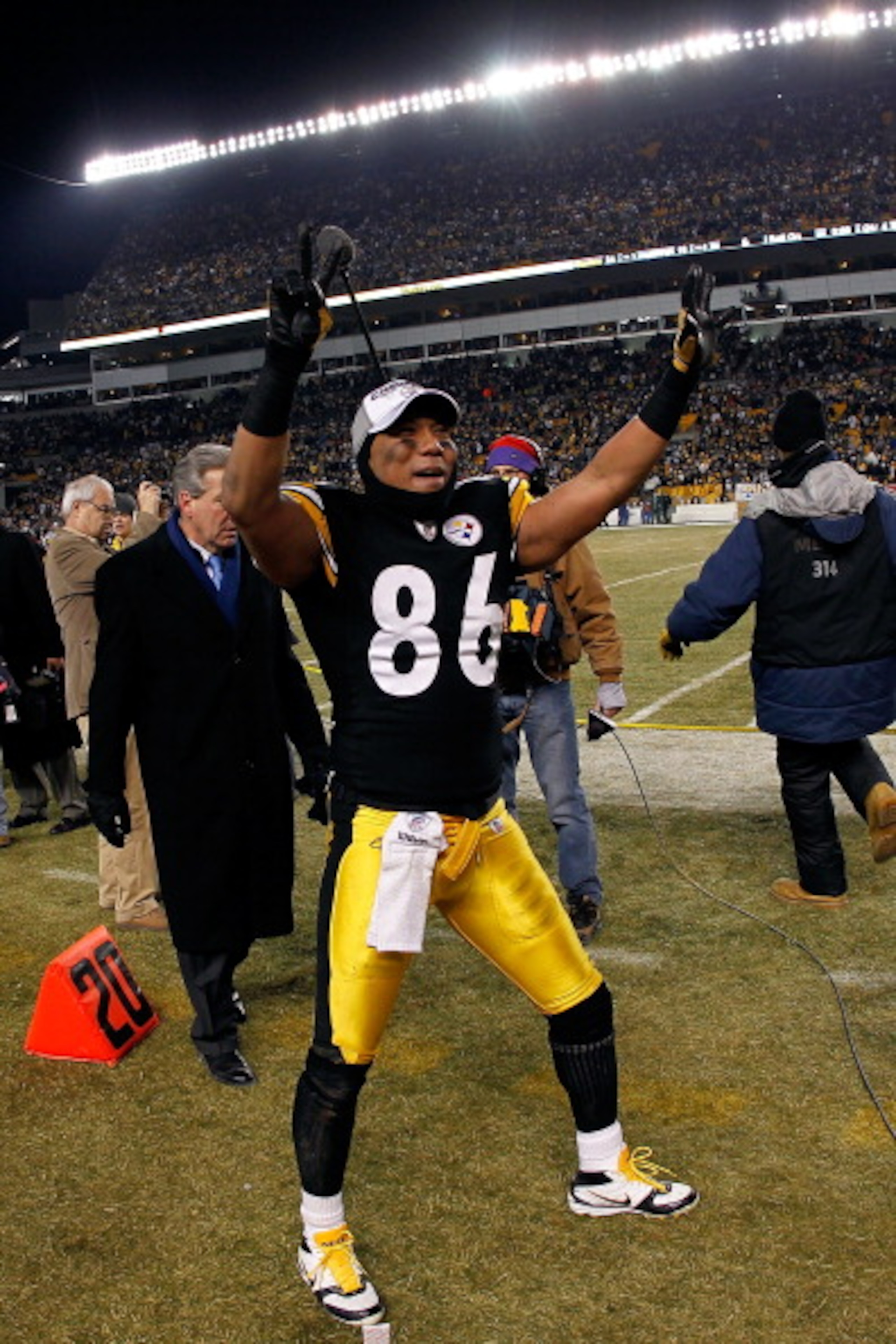 PITTSBURGH, PA - JANUARY 23:  Hines Ward #86 of the Pittsburgh Steelers celebrates their 24 to 19 win over the New York Jets in the 2011 AFC Championship game at Heinz Field on January 23, 2011 in Pittsburgh, Pennsylvania.  (Photo by Gregory Shamus/Getty