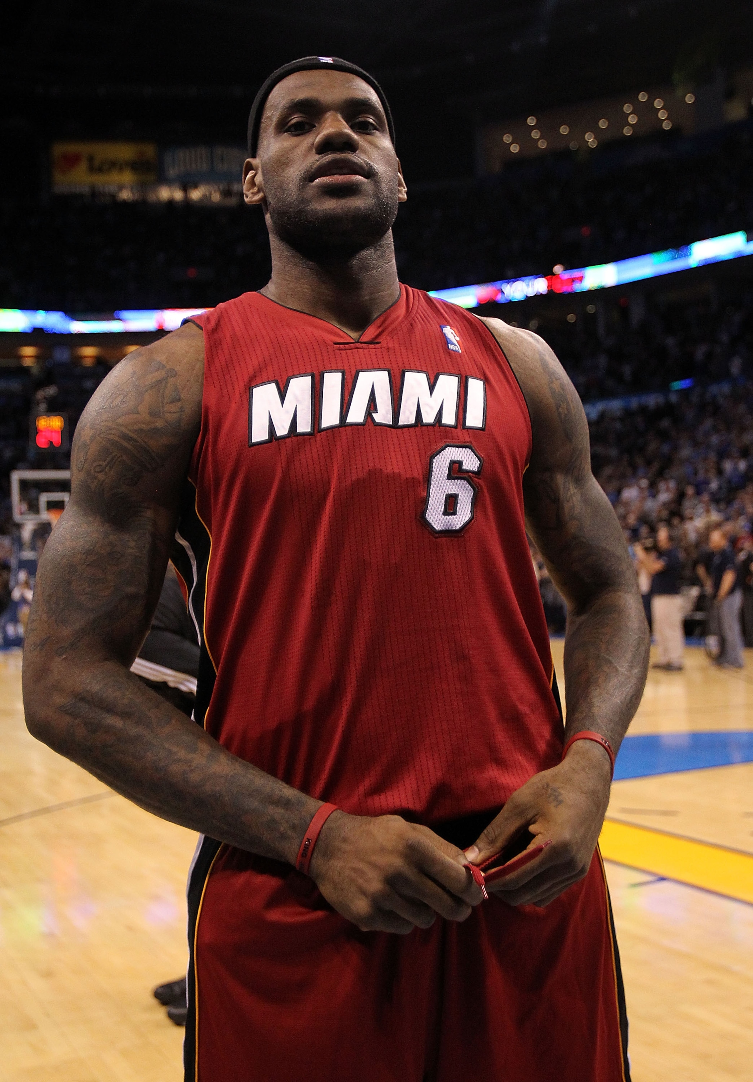 OKLAHOMA CITY, OK - JANUARY 30:  Forward LeBron James #6 of the Miami Heat during play against the Oklahoma City Thunder at Ford Center on January 30, 2011 in Oklahoma City, Oklahoma.  NOTE TO USER: User expressly acknowledges and agrees that, by download