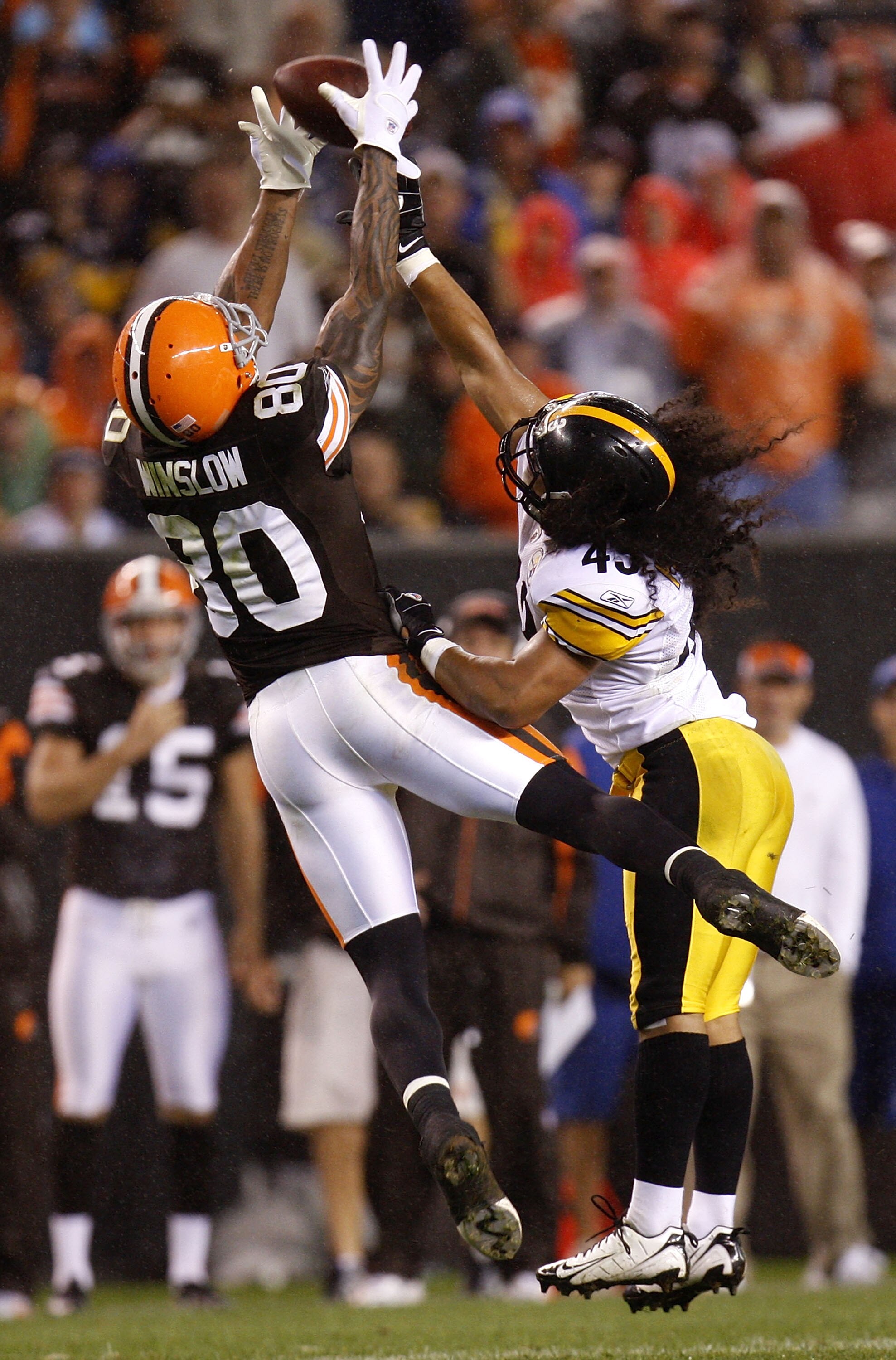 CLEVELAND - SEPTEMBER 14: Kellen Winslow #80 of the Cleveland Browns makes a fourth quarter catch behind Troy Polamalu #43 of the Pittsburgh Steelers on September 14, 2008 at Cleveland Browns Stadium in Cleveland, Ohio. Pittsburgh won the game 10-6. (Phot