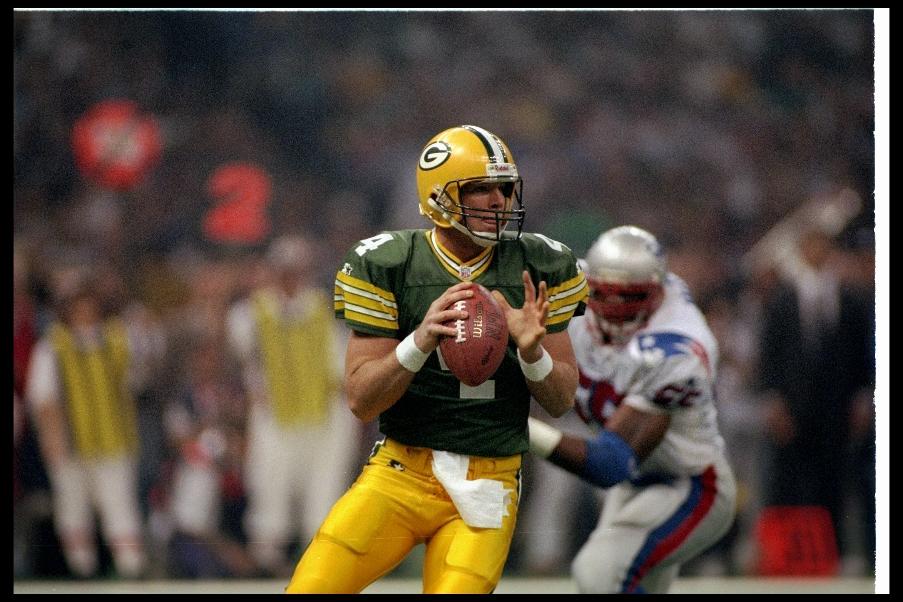 26 Jan 1997:  Quarterback Brett Favre of the Green Bay Packers looks to pass the ball during Super Bowl XXXI against the New England Patriots at the Superdome in New Orleans, Louisiana.  The Packers won the game, 35-21. Mandatory Credit: Rick Stewart  /Al