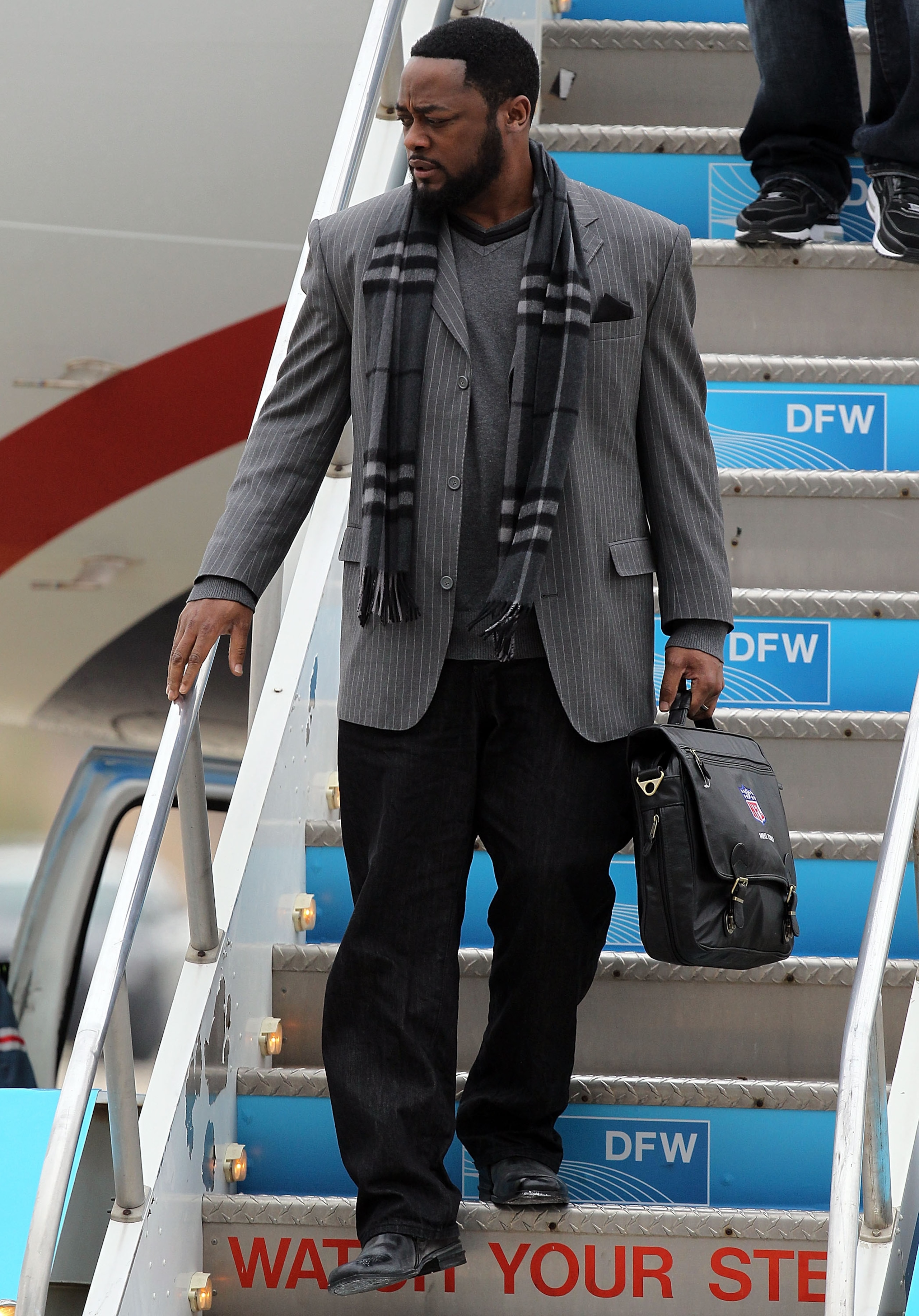 DALLAS, TX - JANUARY 31:  Head coach Mike Tomlin of the Pittsburgh Steelers walks off the airplane after arriving at Dallas Fort Worth International Airport on January 31, 2011 in Dallas, Texas.  The Pittsburgh Steelers will play the Green Bay Packers in