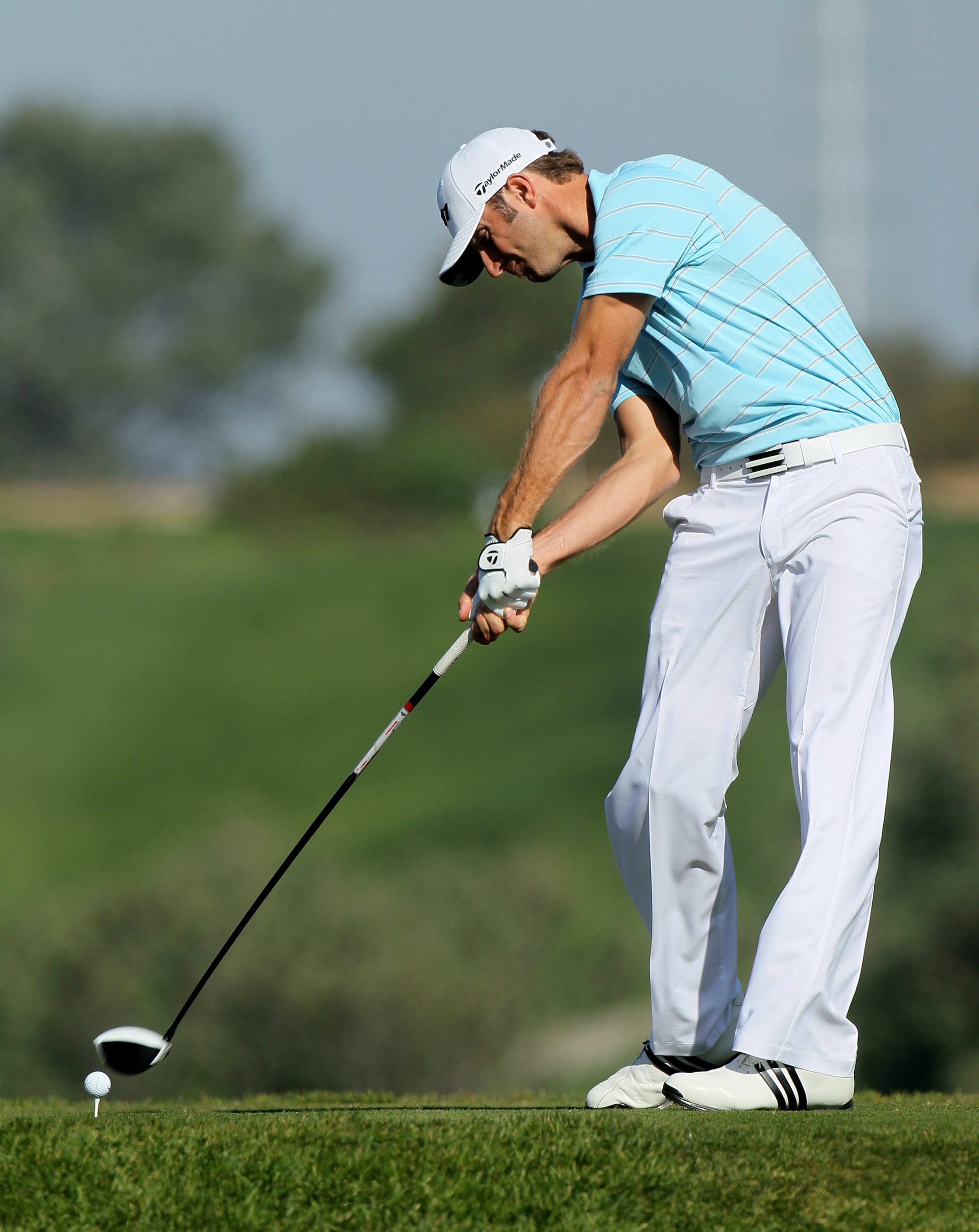 LA JOLLA, CA - JANUARY 29:  Dustin Johnson hits his tee shot on the fifth hole during round three of the Farmers Insurance Open at Torrey Pines South Course on January 29, 2011 in La Jolla, California.  (Photo by Stephen Dunn/Getty Images)